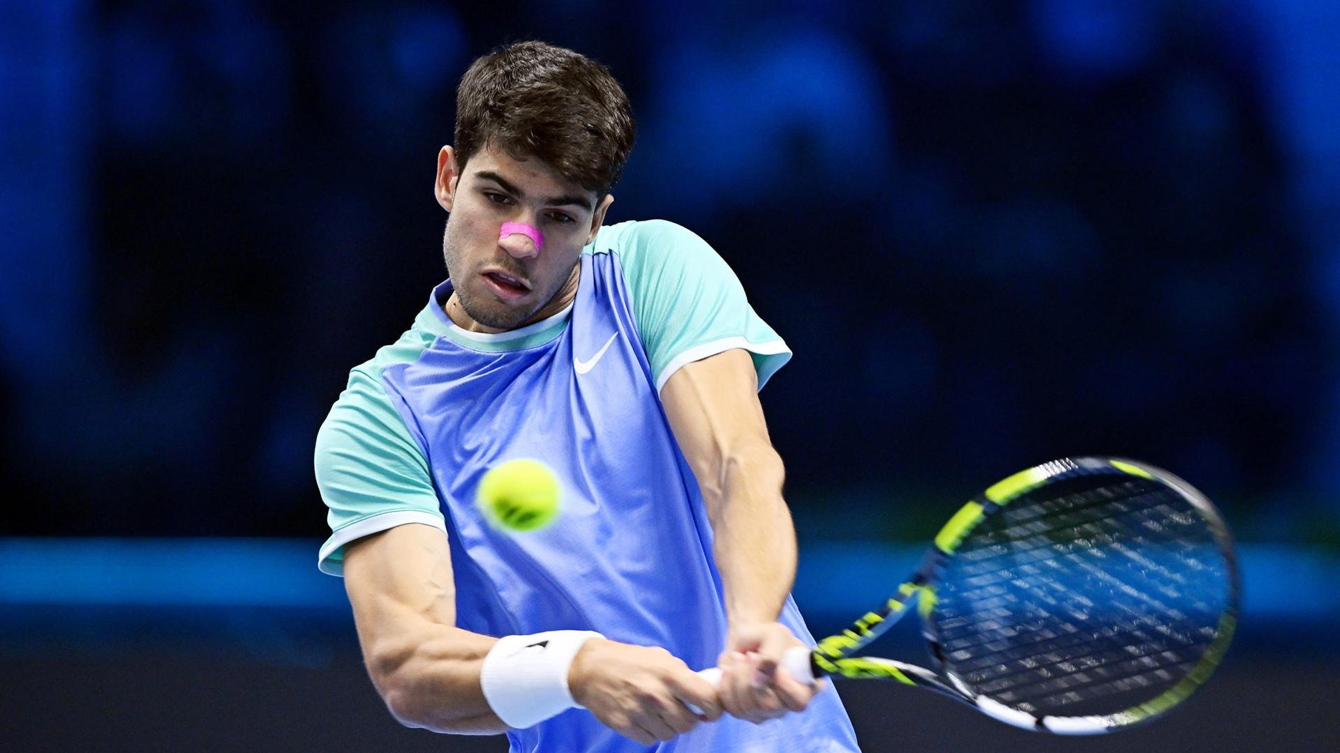 El tenista español Carlos Alcaraz devuelve una bola frente al ruso Andrey Rublev en su partido de las Finales ATP en Turín