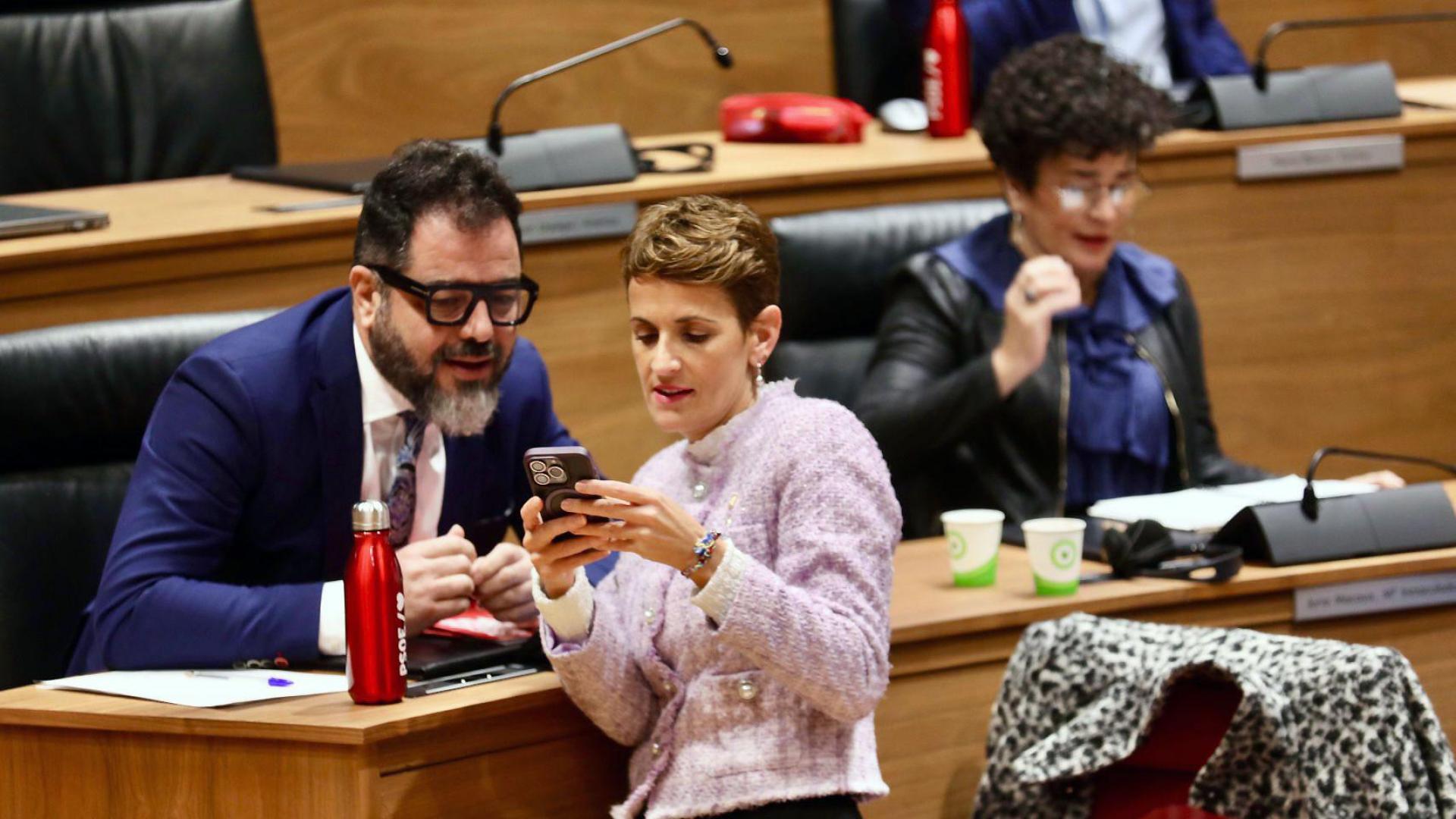 María Chivite y Ramón Alzórriz, en un momento del debate sobre el Estado de la Comunidad foral