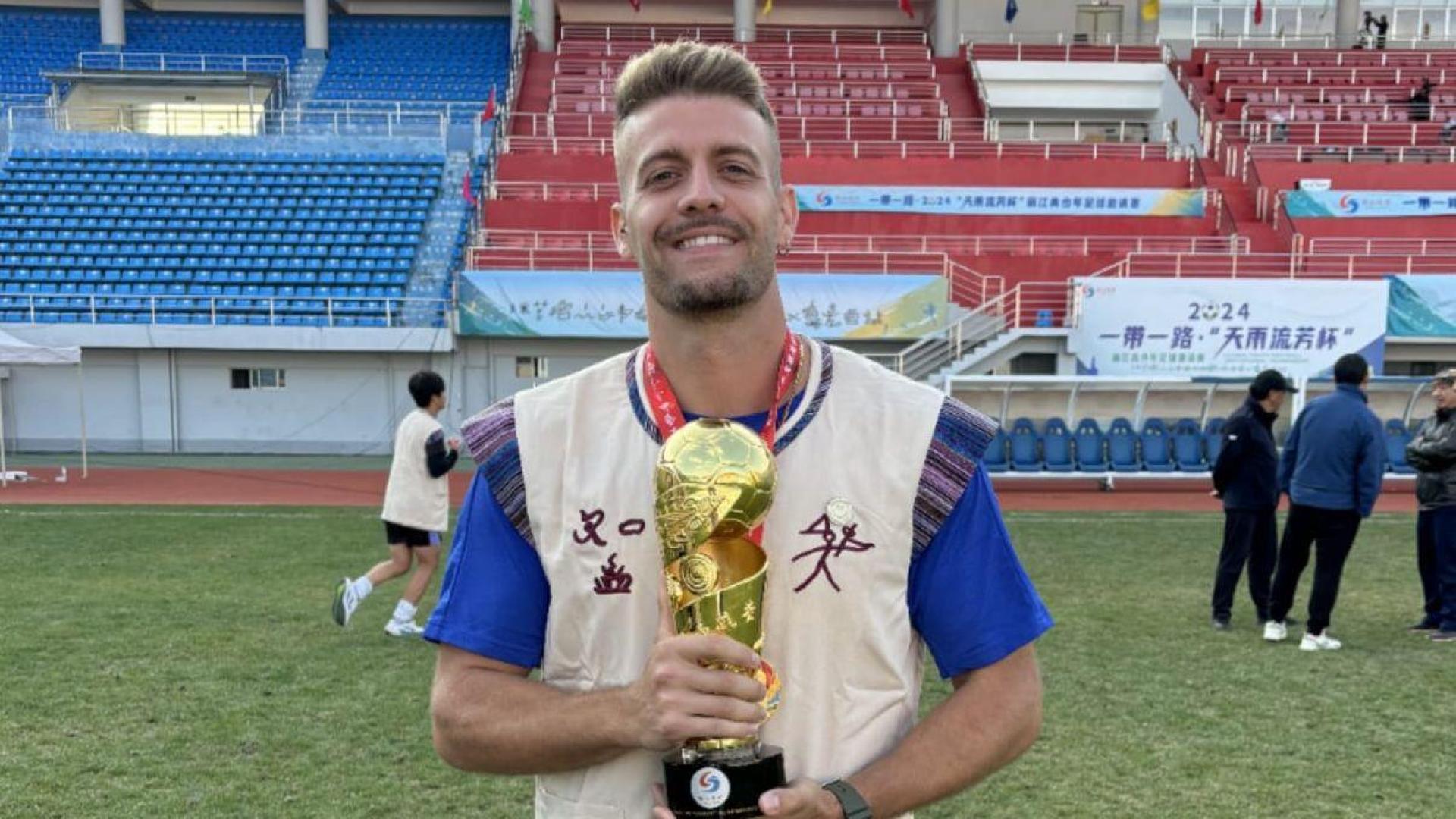 Unai Martínez Vidaurre posa con un trofeo conseguido en octubre