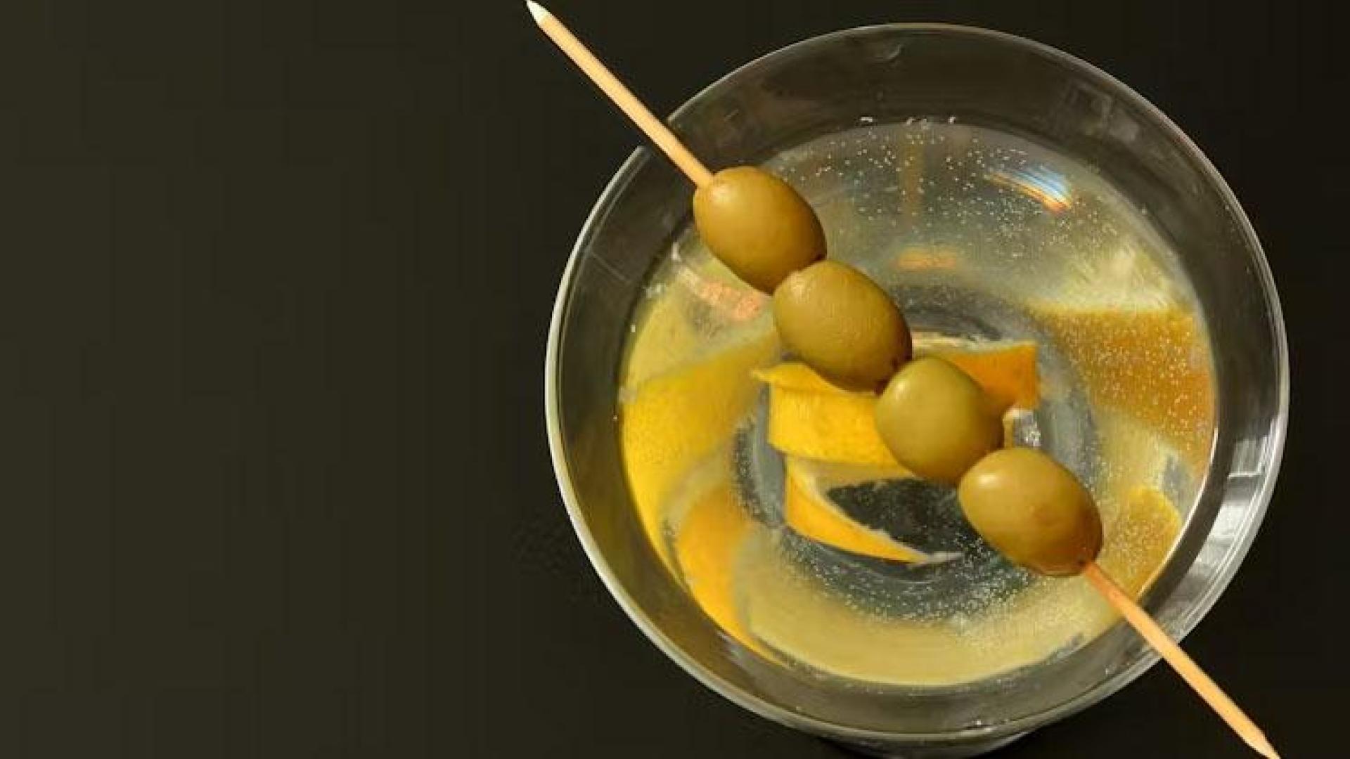 Un vermú con aceitunas y limón