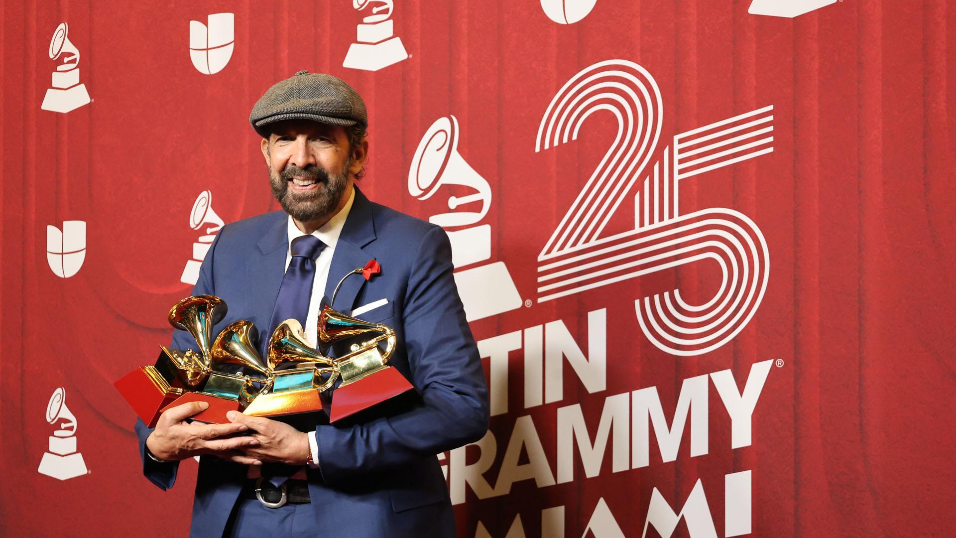 Juan Luis Guerra posa con sus cuatro gramáfonos en los Latin Grammy