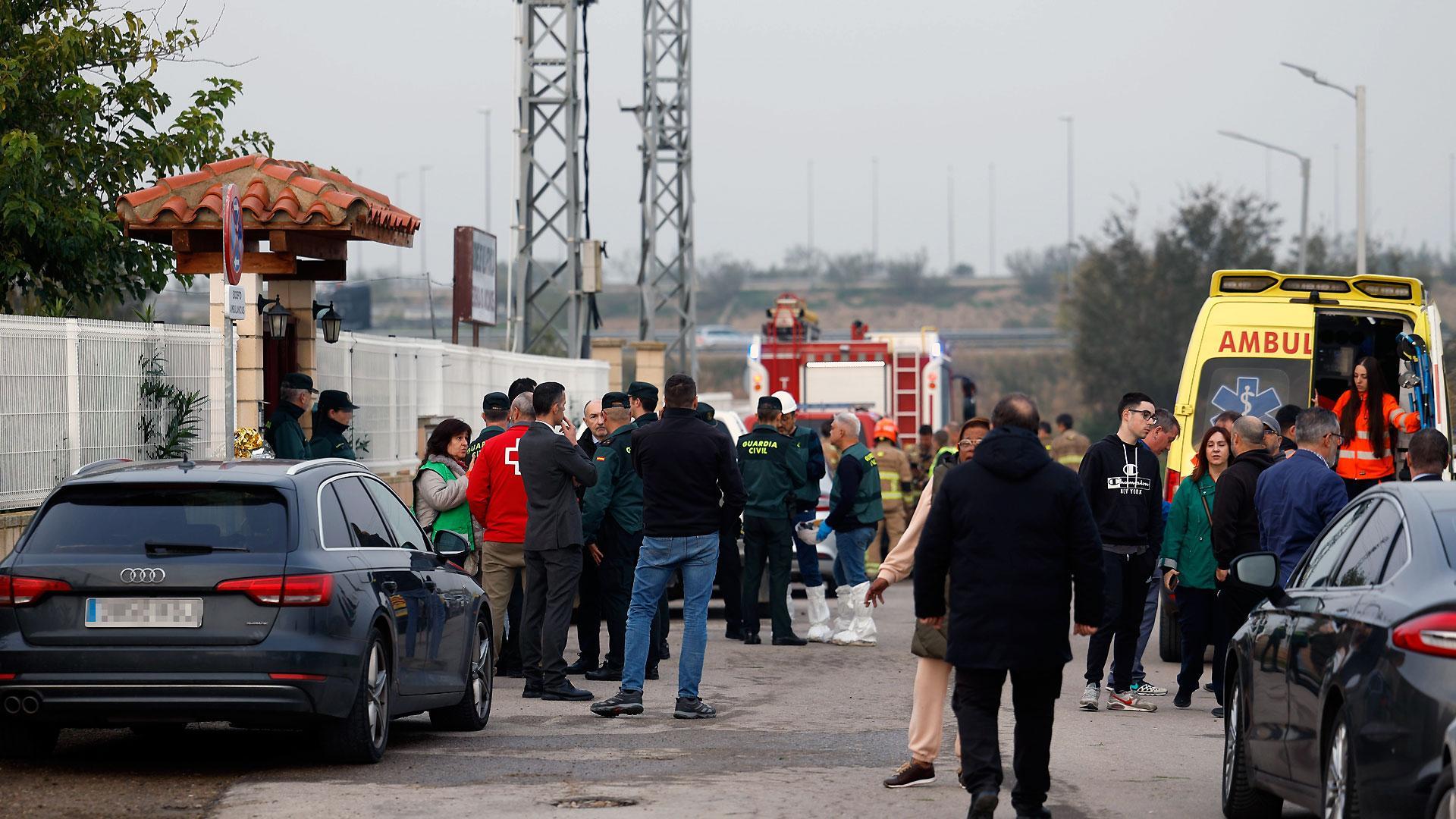 Miembros de los servicios de emergencia, a las puertas de la residencia de mayores de Villafranca de Ebro, donde se ha declarado un incendio que ha causado la muerte a diez personas