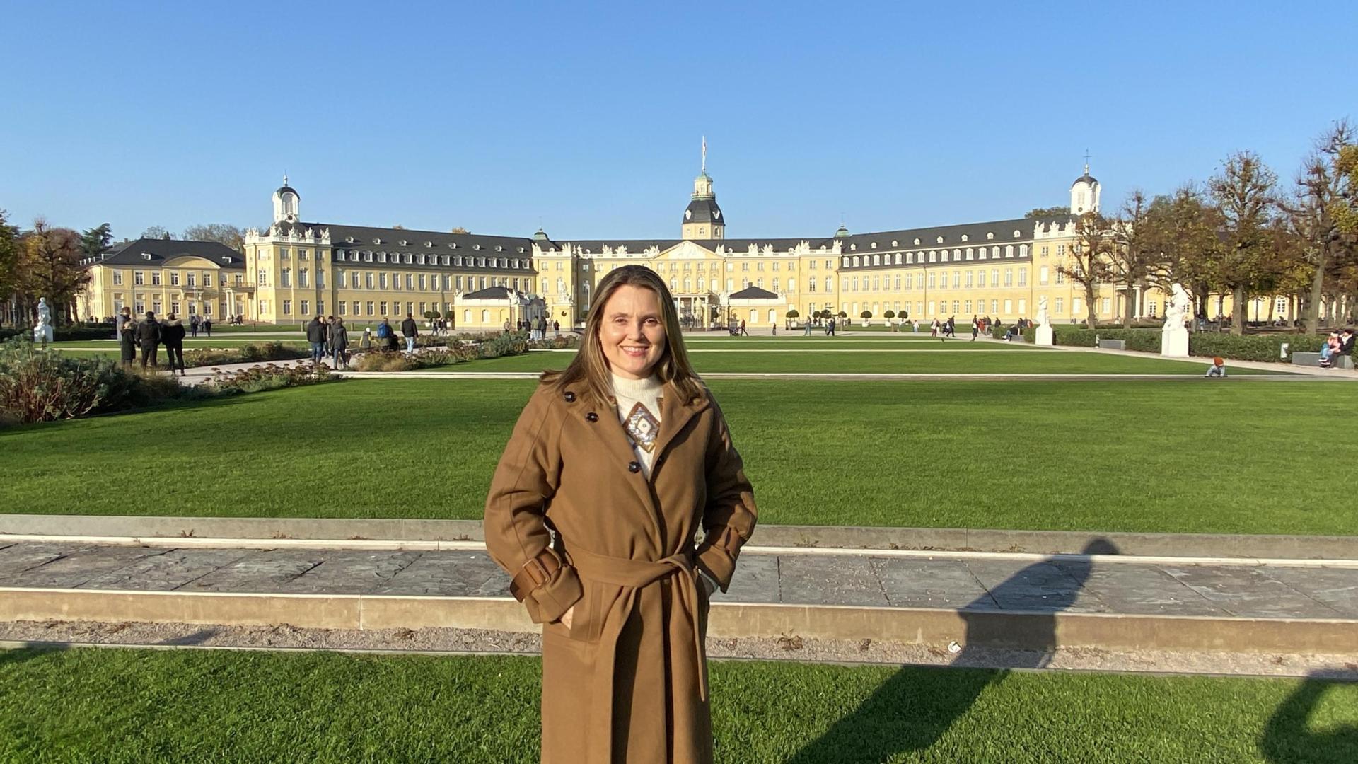 Marta Moriones Eguaras frente al Karlsruher Schloss.
