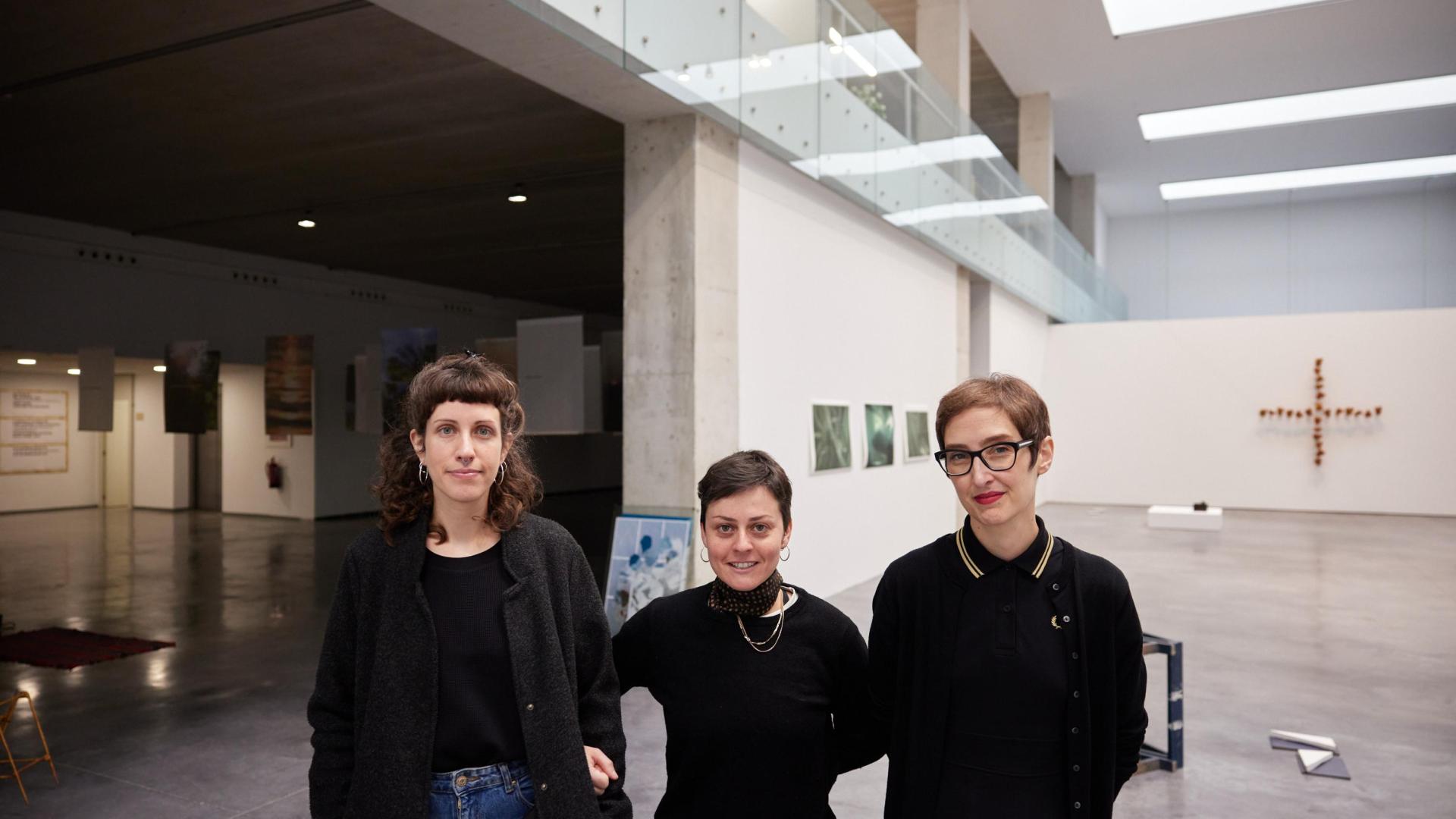Maite Redondo, Oihane Macguinness y Mireya Martín, este viernes, en el Centro Huarte