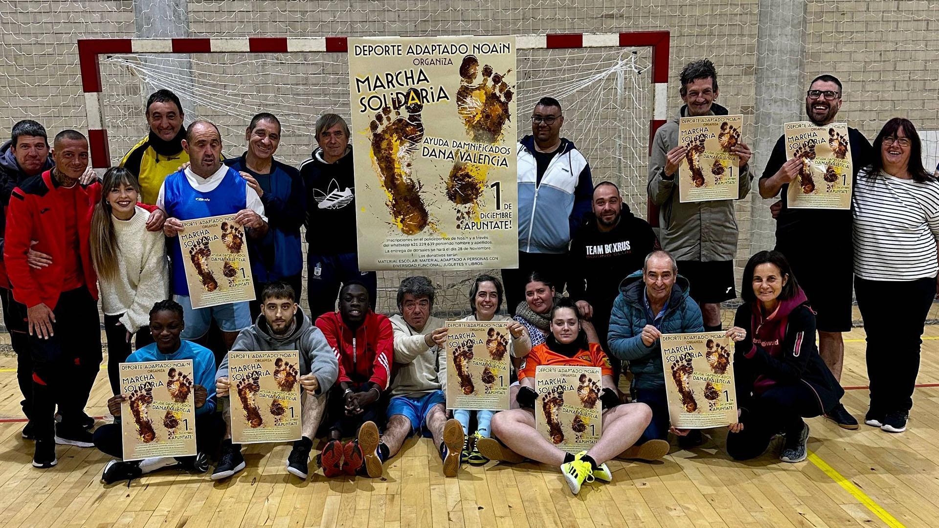 Parte del equipo de fútbol adaptado y colaboradores de la marcha solidaria de Noáin