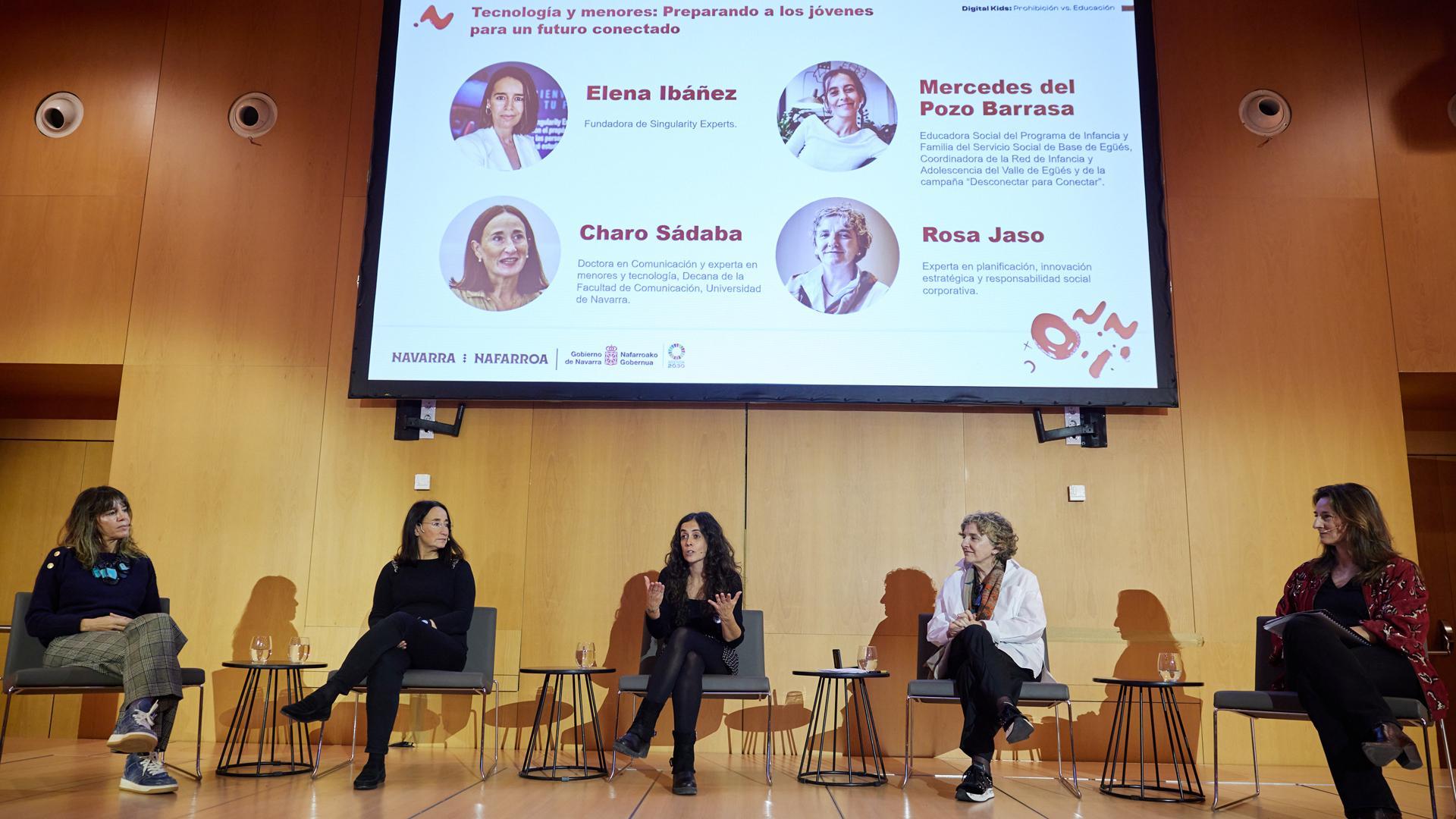 Elena Ibáñez, Charo Sádaba, Mercedes del Pozo y Rosa Jaso, durante su mesa redonda