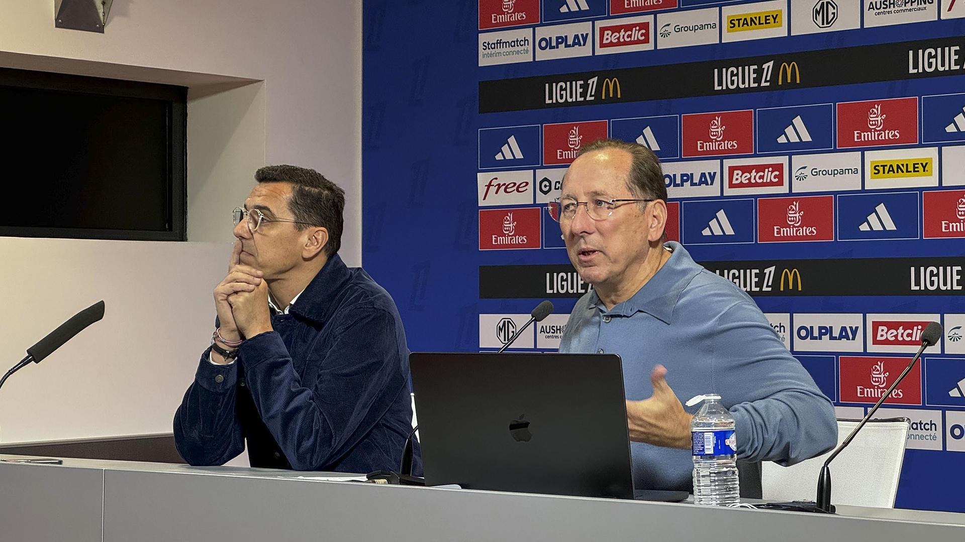 El dueño y presidente del Lyon, John Textor (dcha), durante la rueda de prensa donde expuso el plan para sanear la cuentas del club /