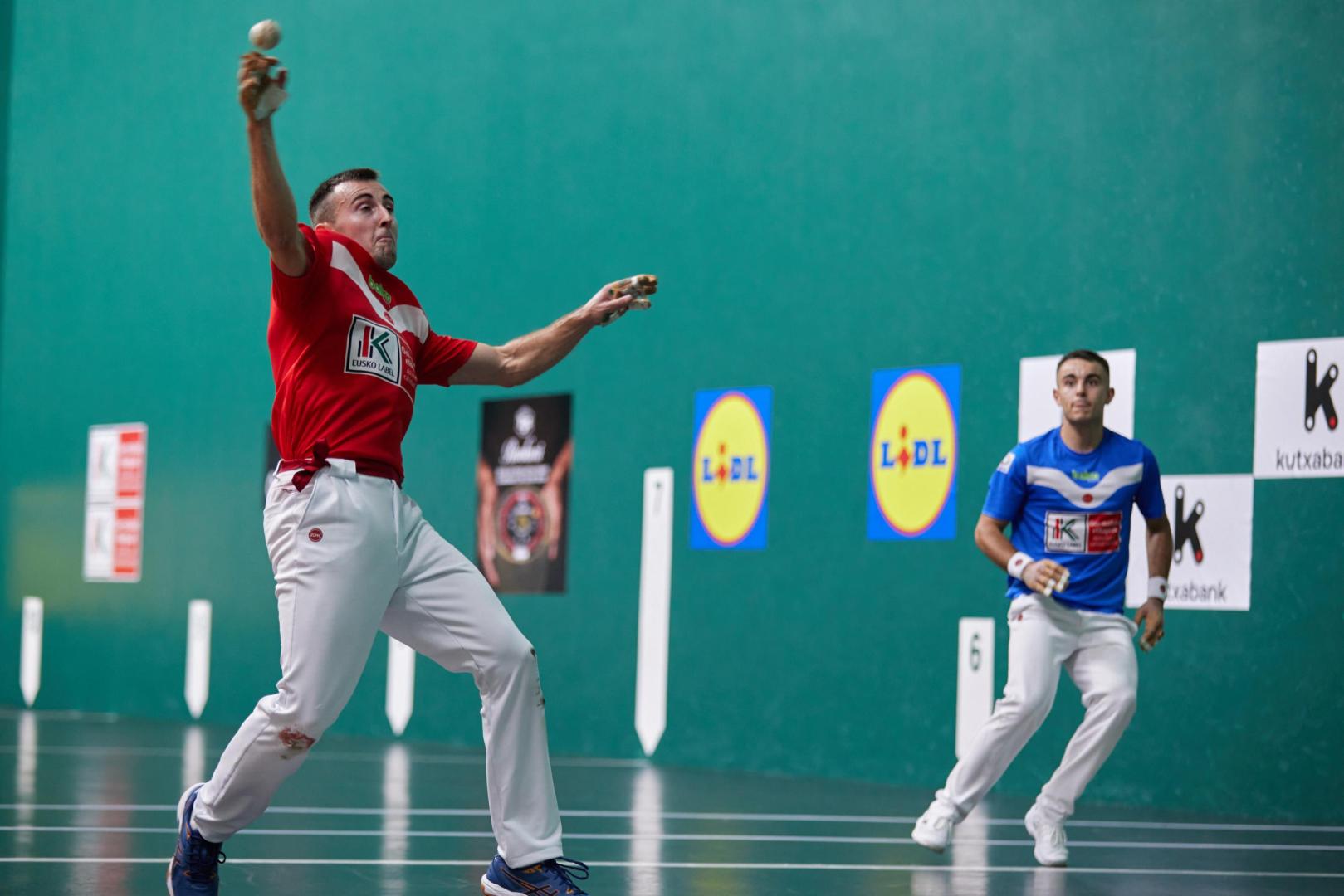 Joanes Bakaikoa golpea de aire en la final del Labrit.