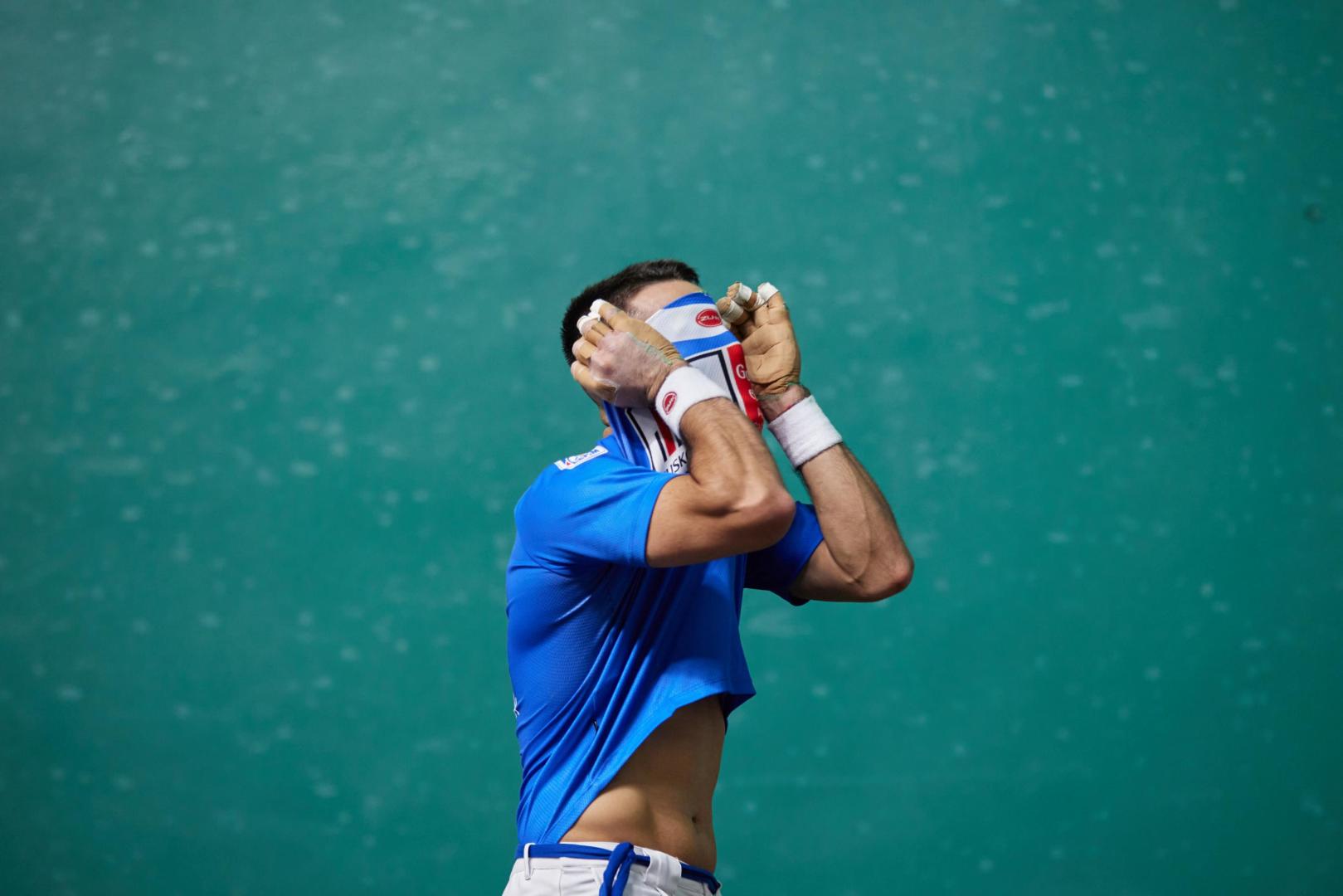 Larrazabal se lamenta de un error en la final.