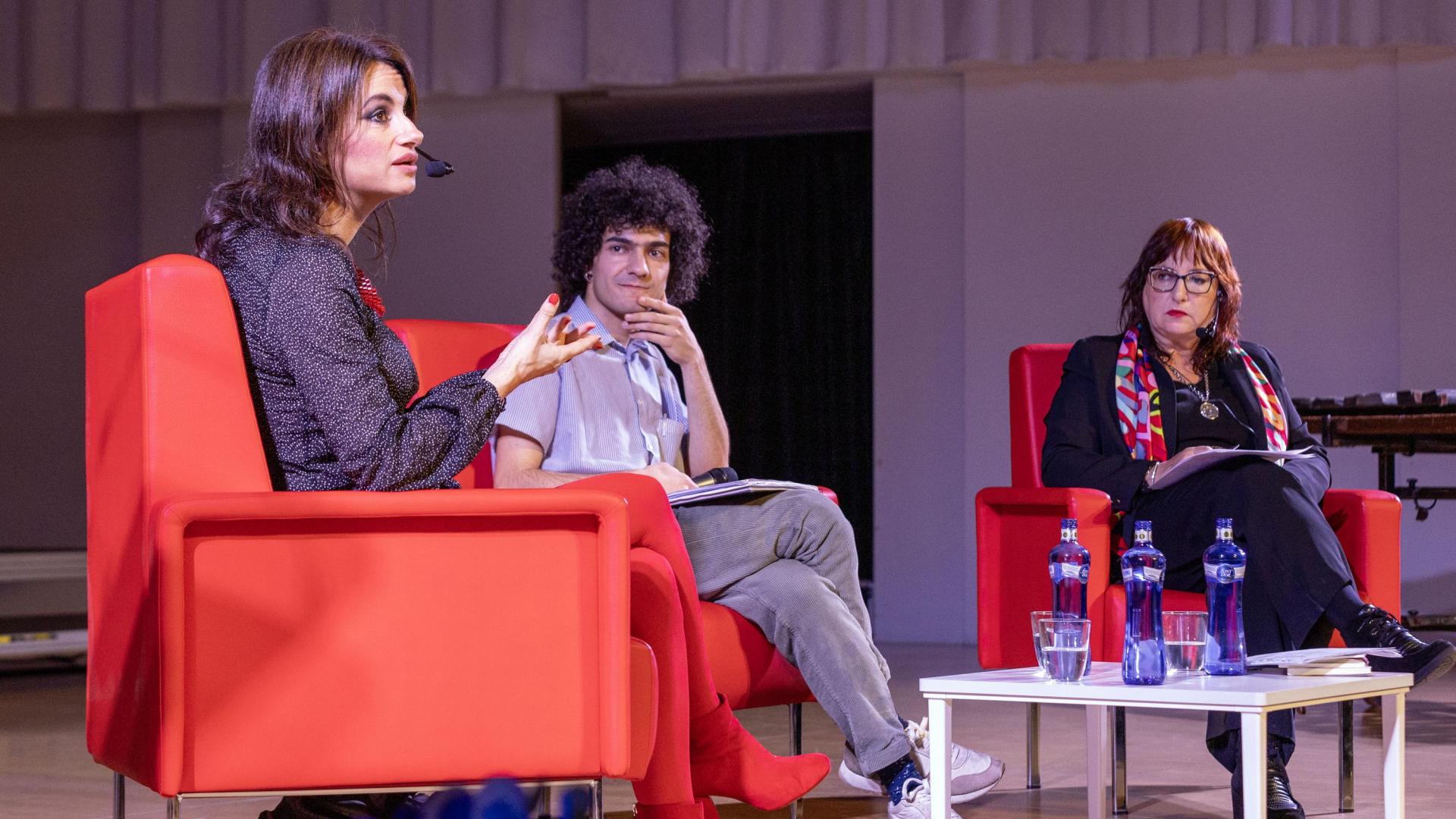 Yolanda Castaño, en primer plano, durante la conversación con Miren Agur Meabe, al fondo. Moderó Mario Obrero