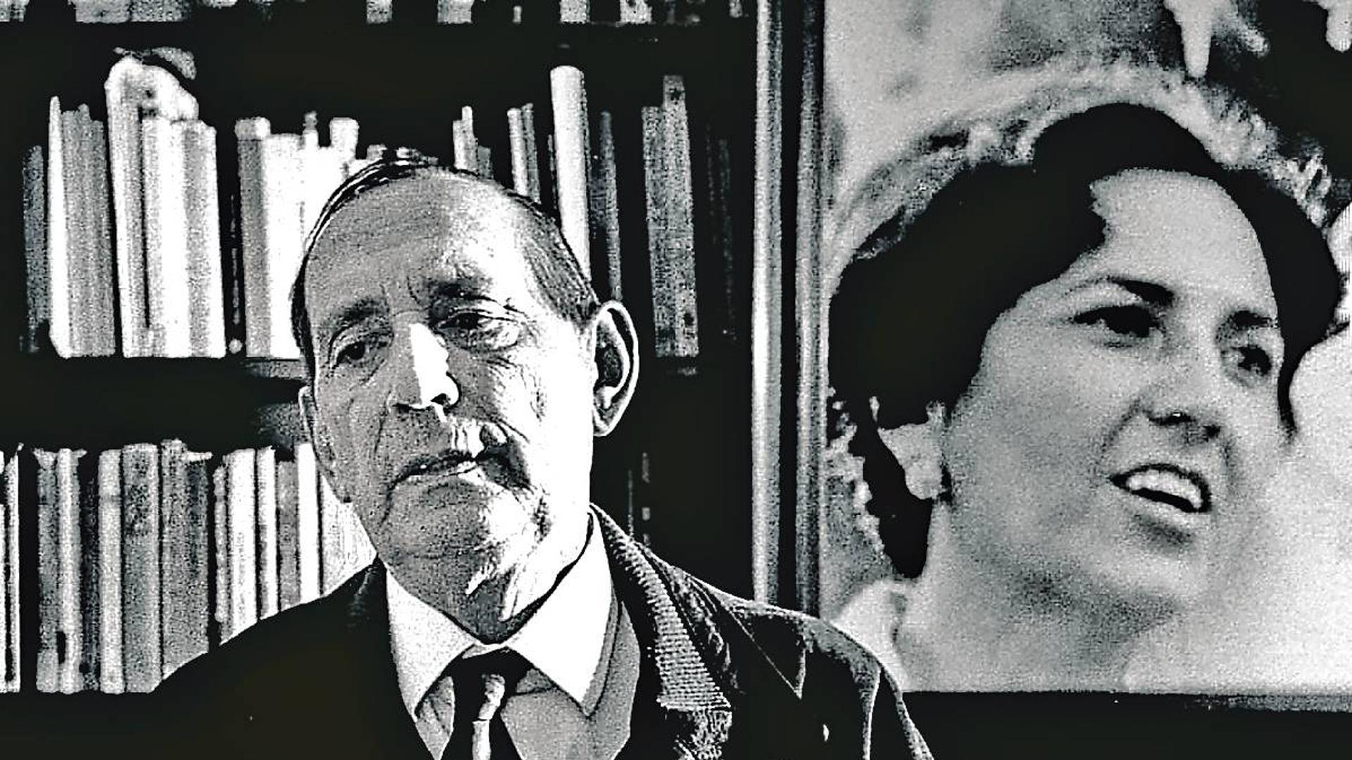 Miguel Delibes, posando junto a un retrato de su esposa, Ángeles de Castro