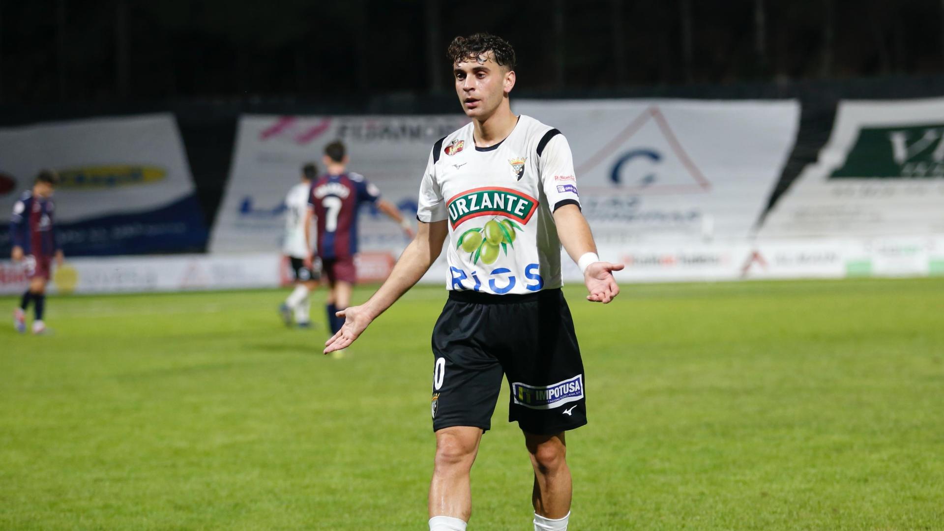 Pol Prats, futbolista del Tudelano, se lamenta de una acción