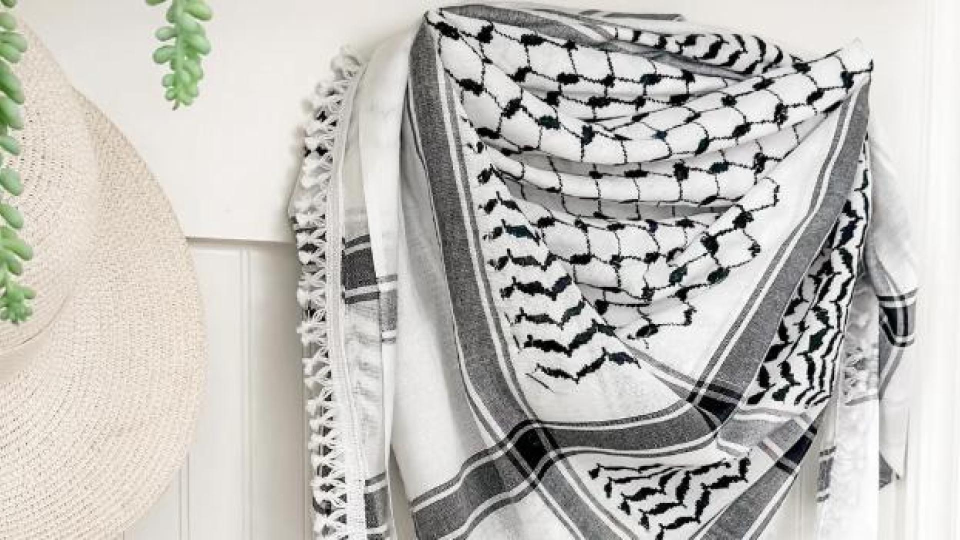 La kufiya, el típico pañuelo palestino, en blanco y negro