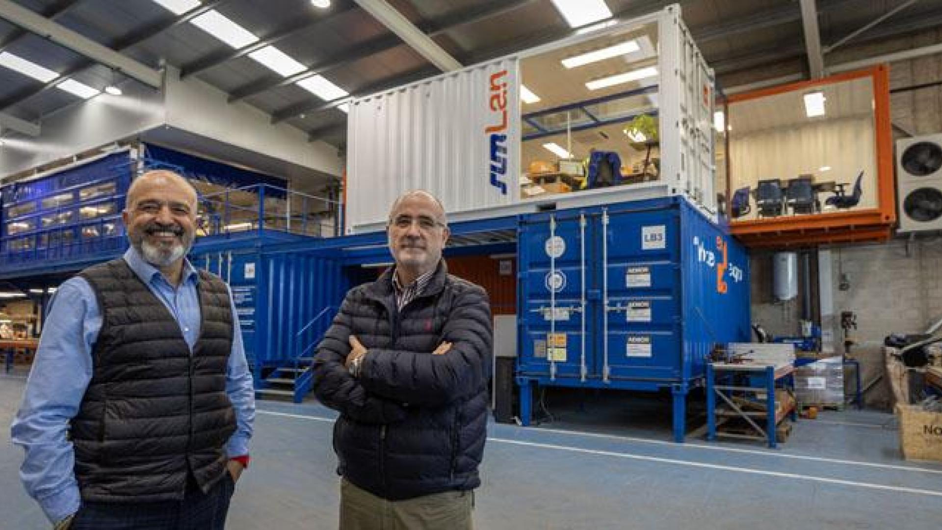 Julio Bustillo (izda) y Rául Musitu (dcha), junto a los contenedores marítimos recuperados como zona de trabajo en Sumelec