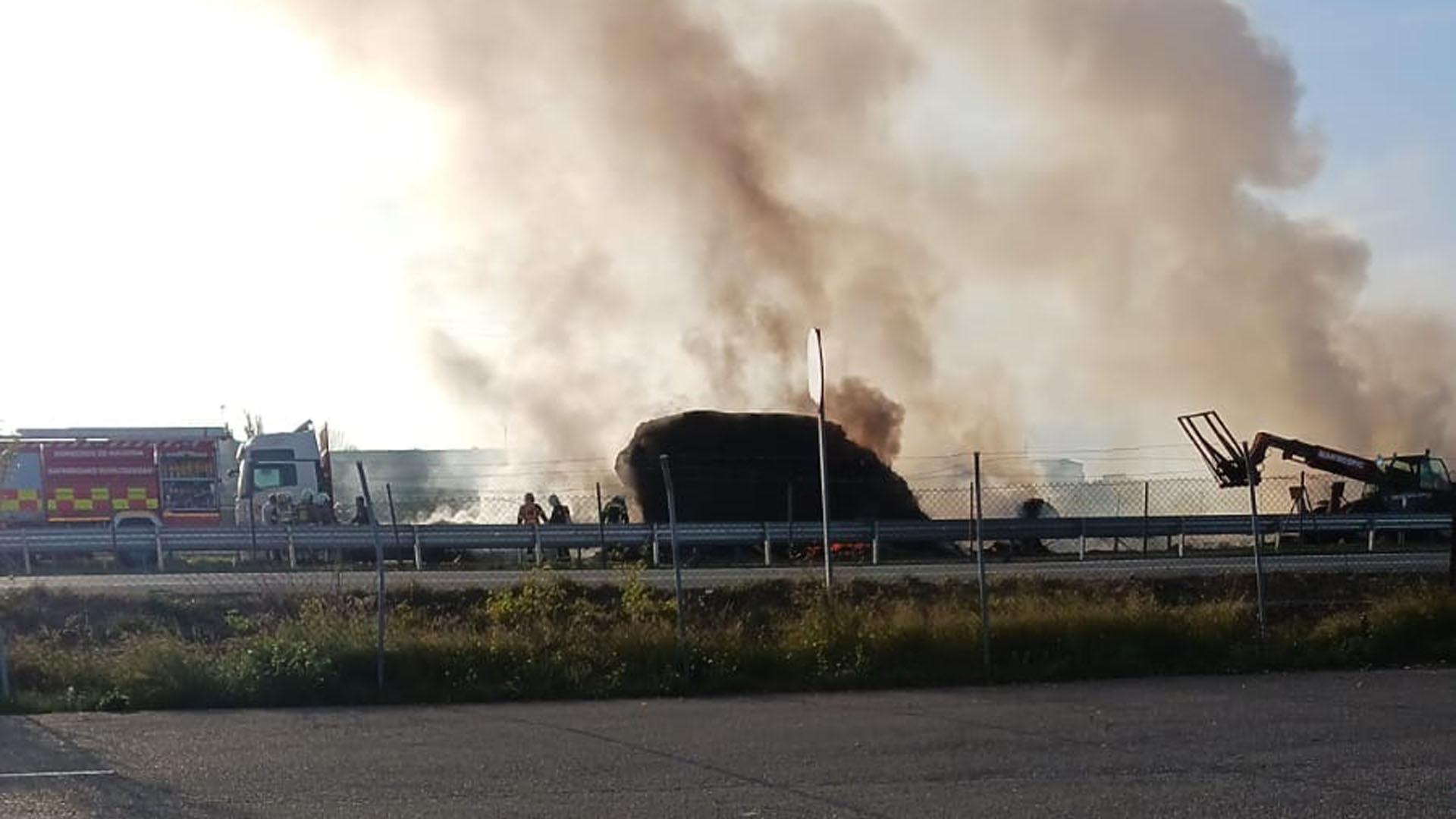 El camión, que ha sufrido cuantiosos daños materiales, transportaba paja