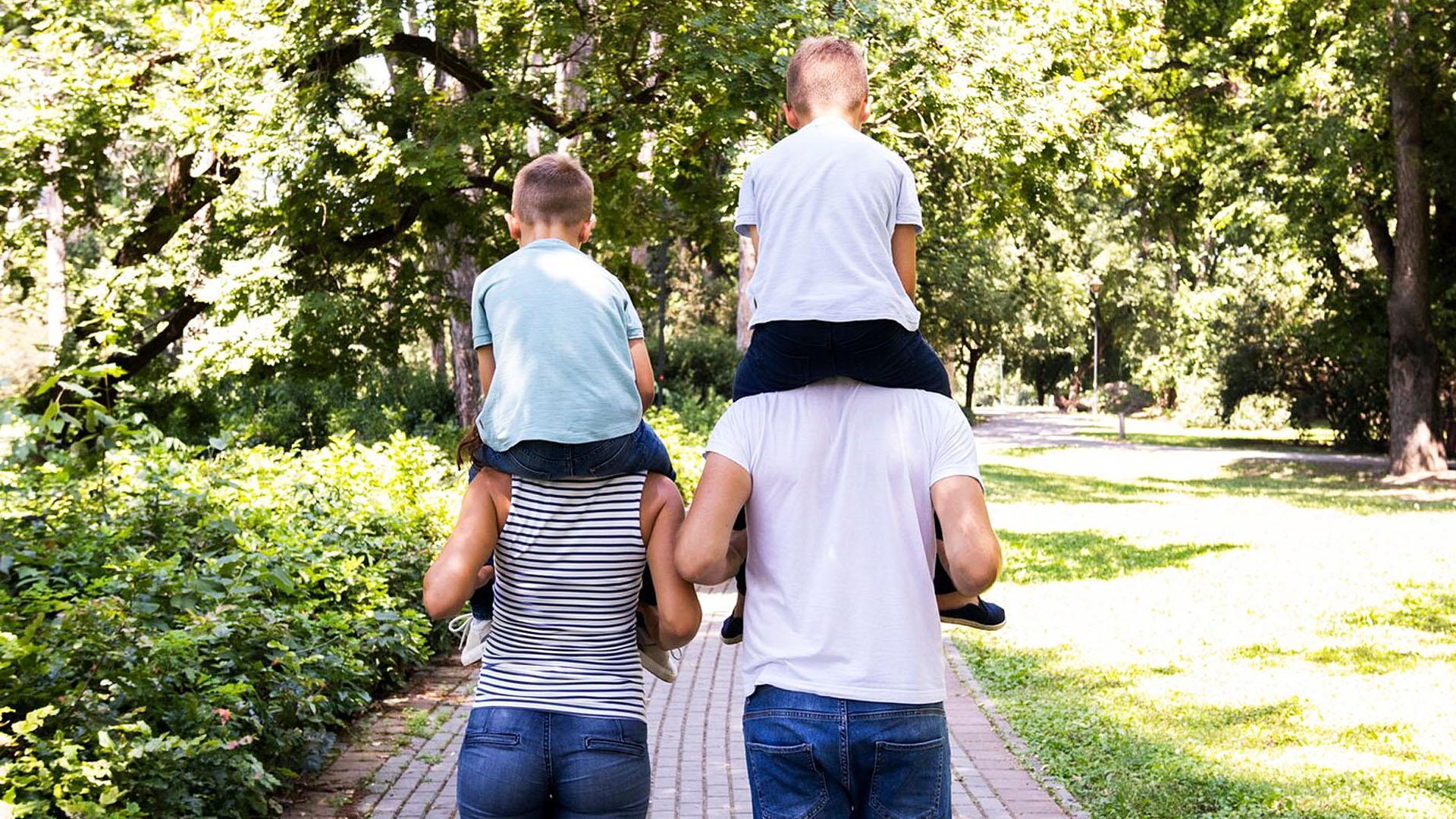 Una familia pasea por un parque
