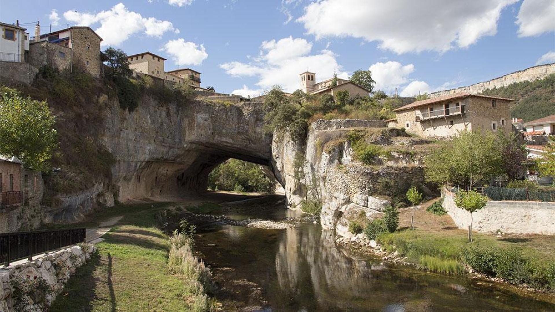 El impresionante puente natural de Puentedey