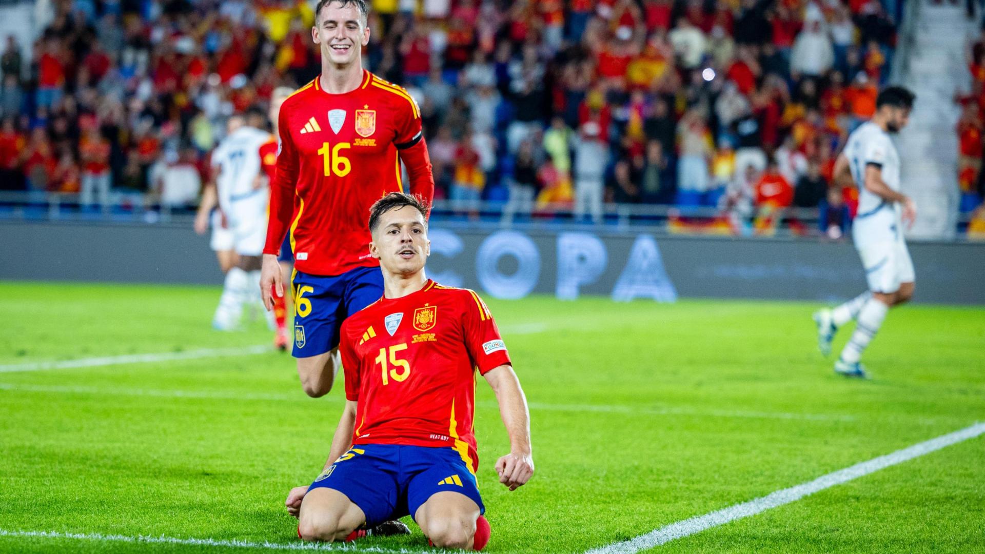Bryan celebra el gol decisivo del triunfo contra Suiza en Tenerife. Detrás, Casadó