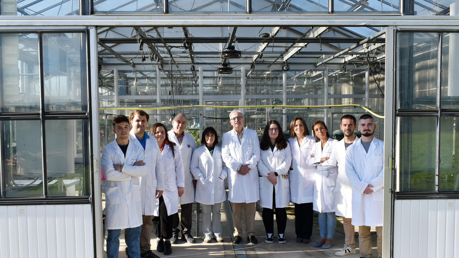 José María García-Mina Freire posa junto a su equipo de la Cátedra TIMAC AGRO - Universidad de Navarra