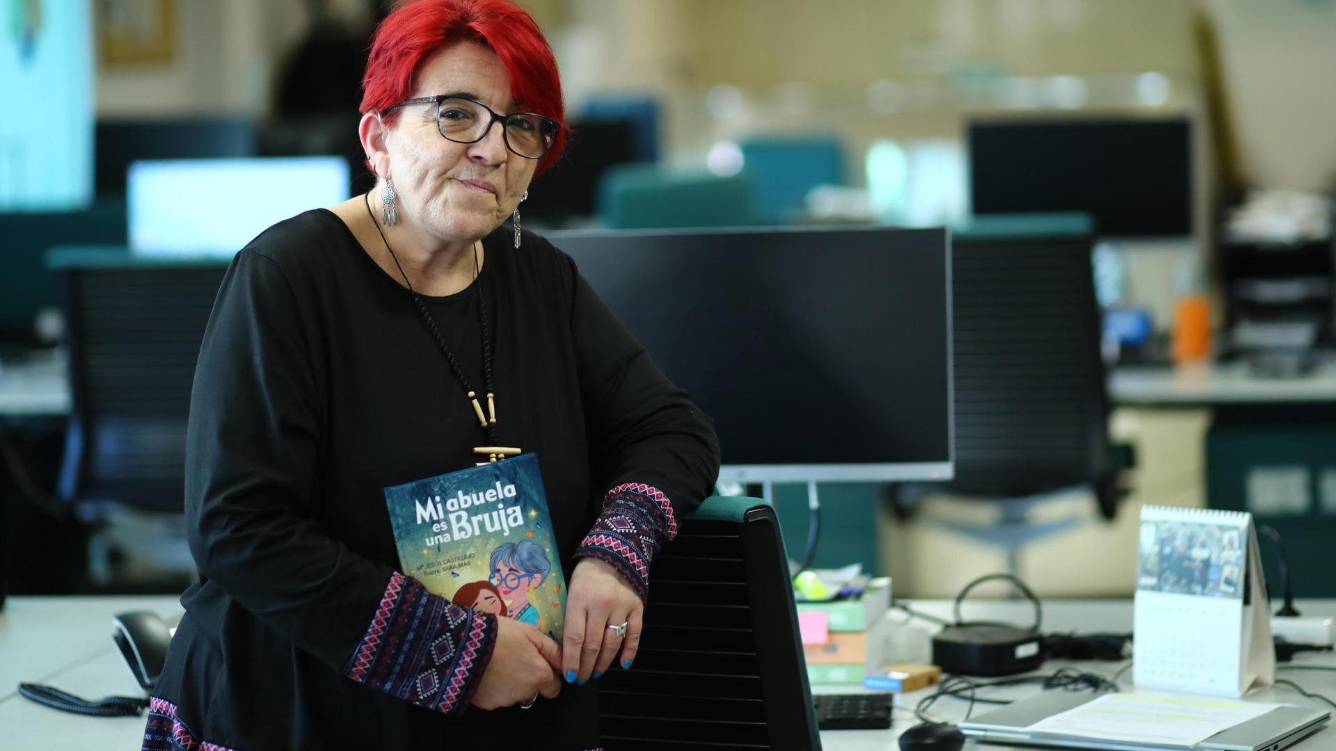 María Jesús Castillejo, con el libro y en la Redacción de 'Diario de Navarra'.