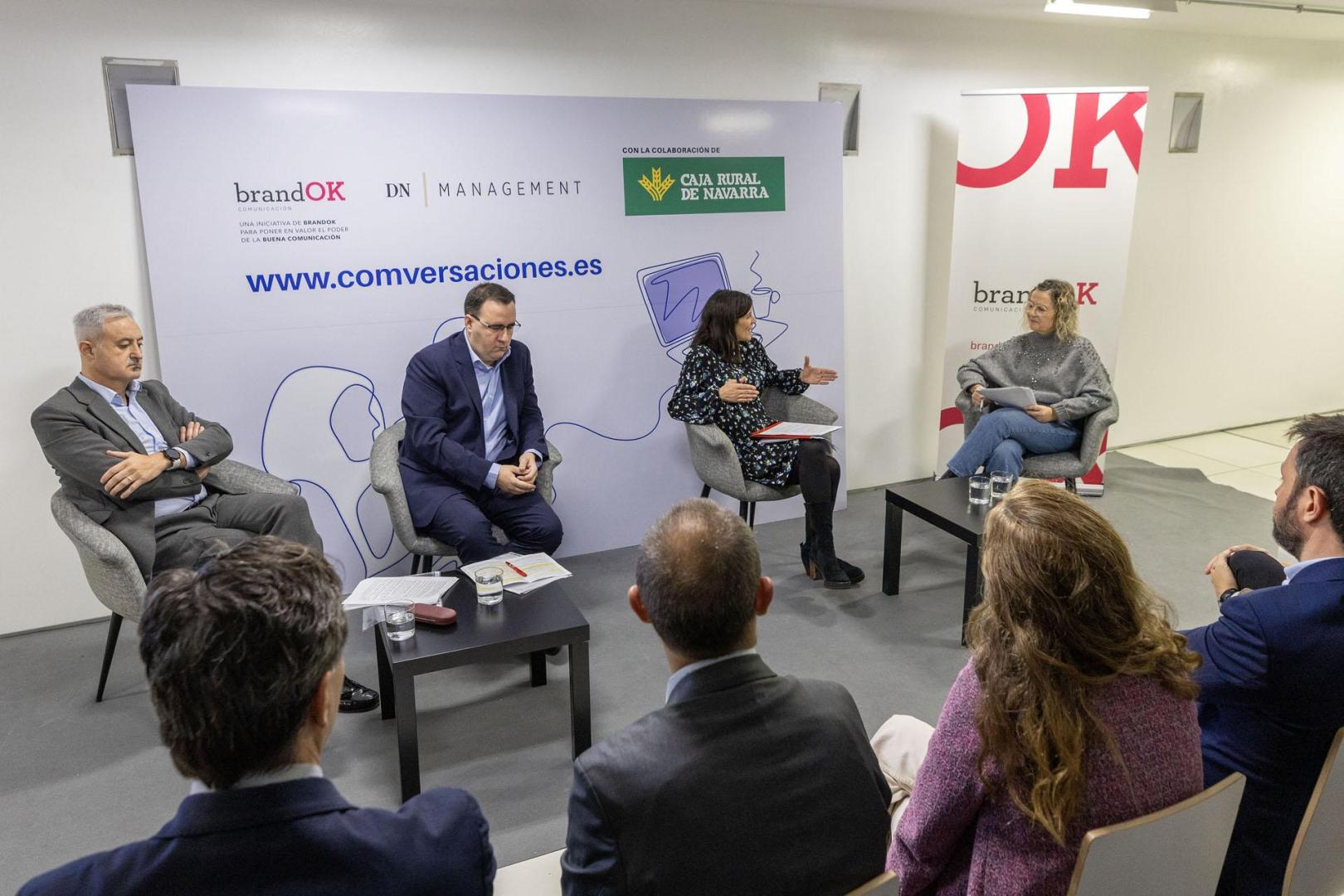 Primera de las mesas redondas del foro