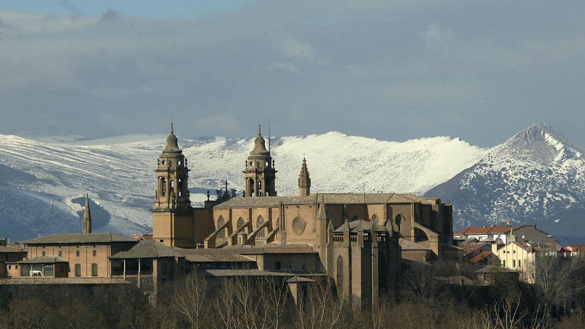 Vista de la catedral de Pamplona con los montes nevados de al fondo