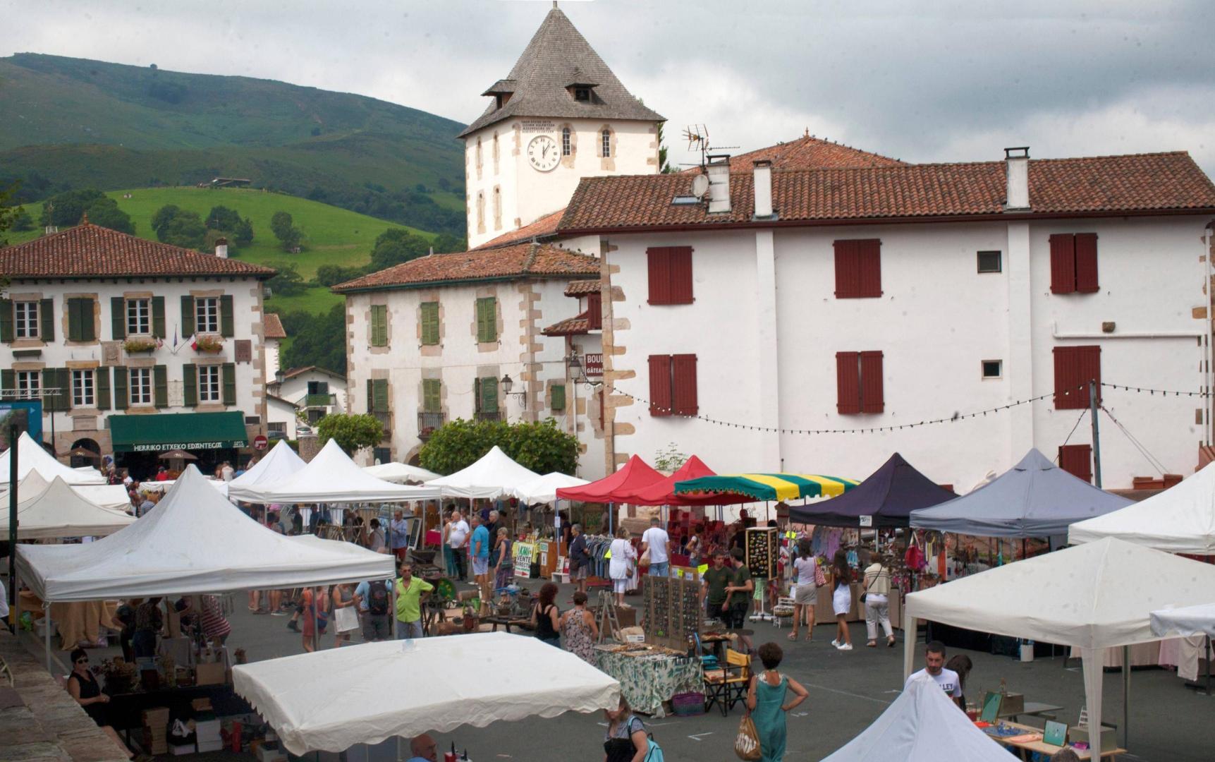 Mercadillo de artesanía en la plaza de Sara