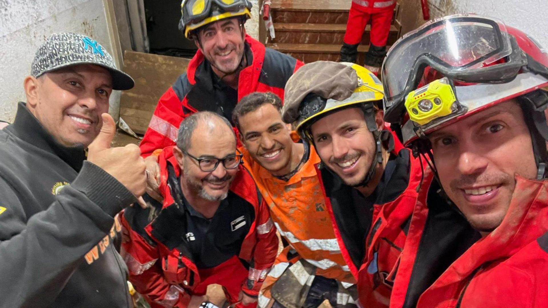 Mohamed Ounasser, de naranja, esta semana junto a sus compañeros en uno de los pueblos afectados por la DANA en Valencia.