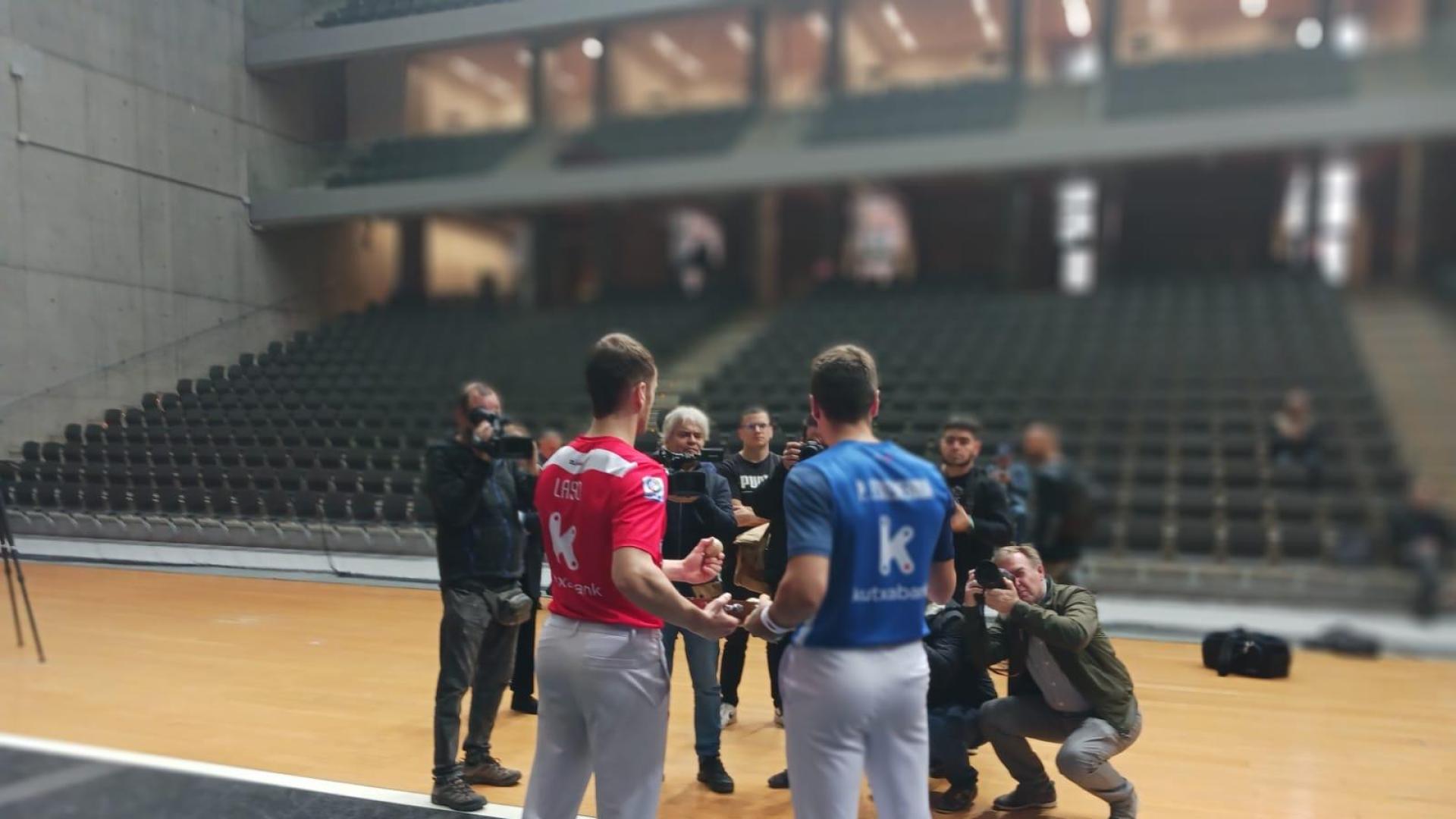 Unai Laso y Peio Etxeberria, esta mañana en el frontón Bizkaia.