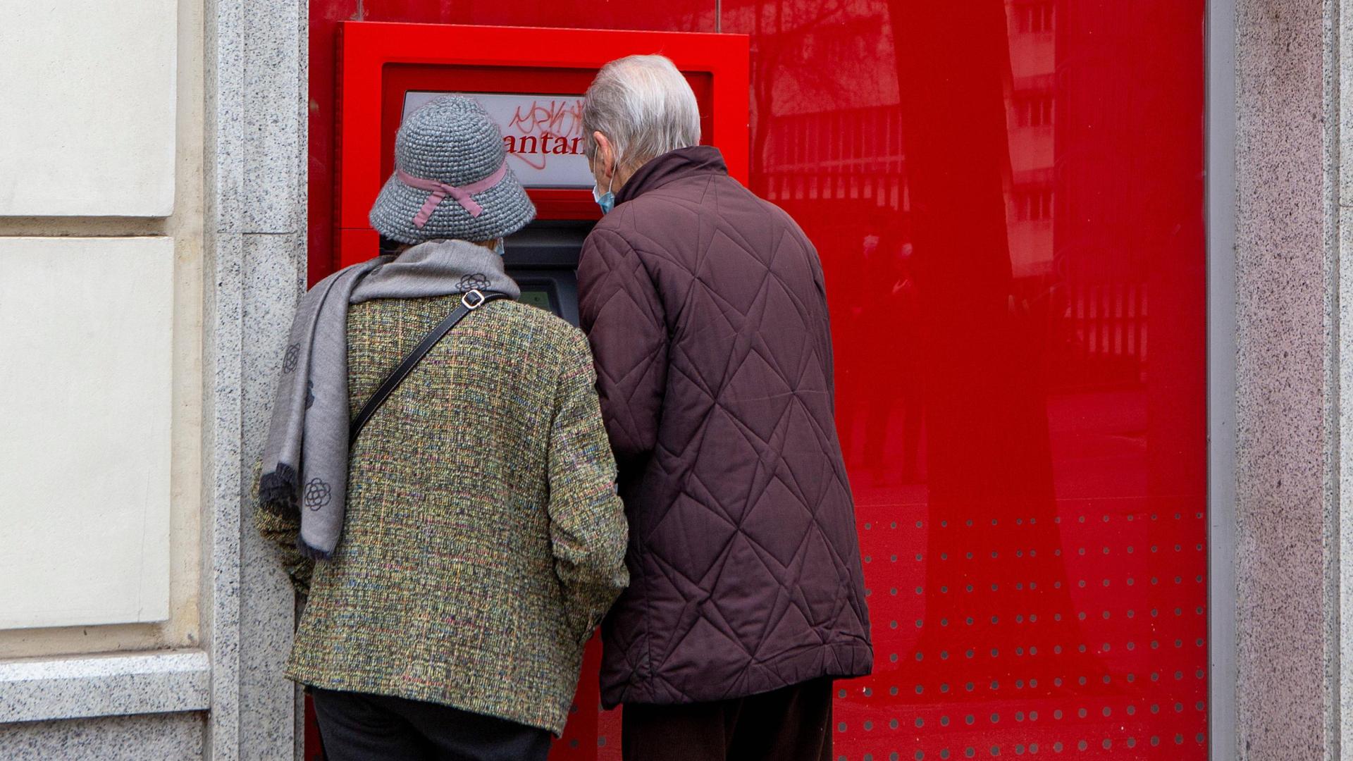 Dos personas mayores en un cajero