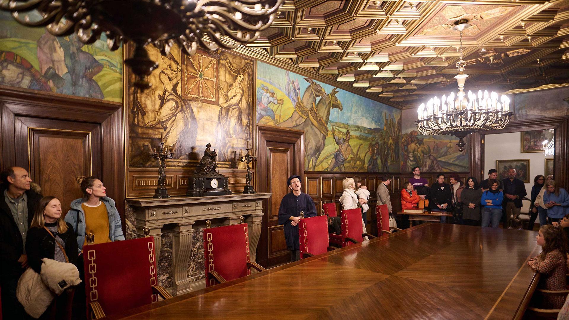 Imagen de una de las visitas de la edición de 2023. En el centro, el 'relojero de Palacio', que guía al grupo