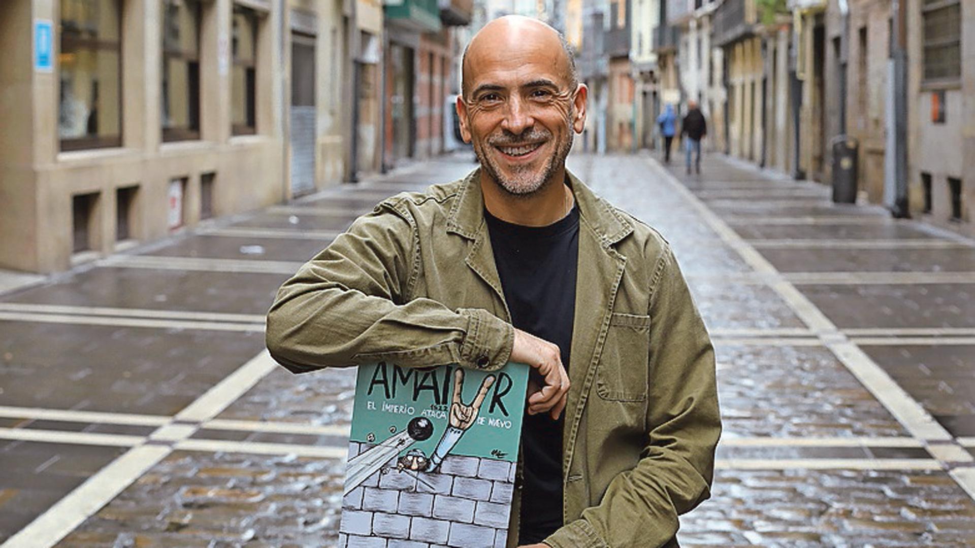 César Oroz, retratado con su cómic sobre Amaiur