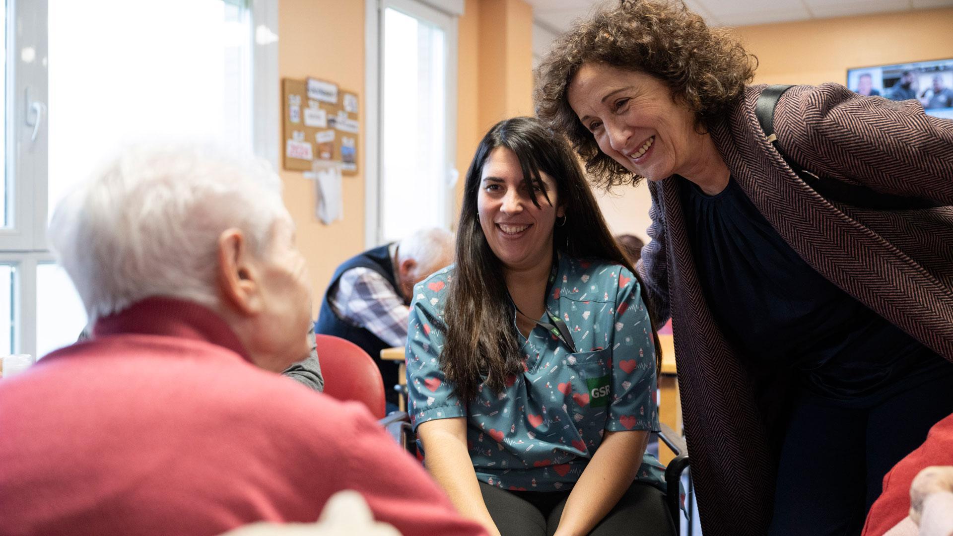 La consejera Maeztu conversa con uno de los residentes en la residencia de mayores de Andosilla durante la visita de este jueves