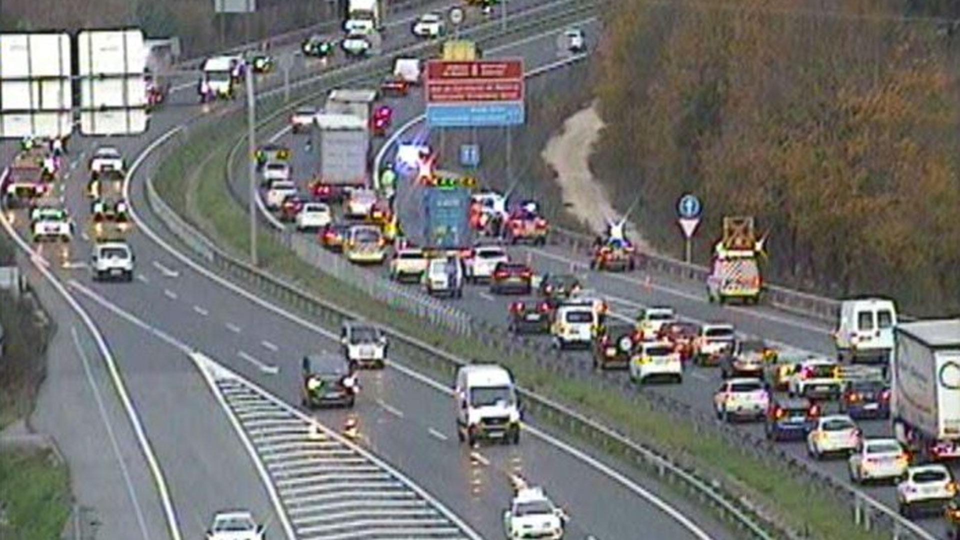 Retenciones en la A-15 sentido San Sebastián por un accidente con varios vehículos implicados en Zizur Mayor