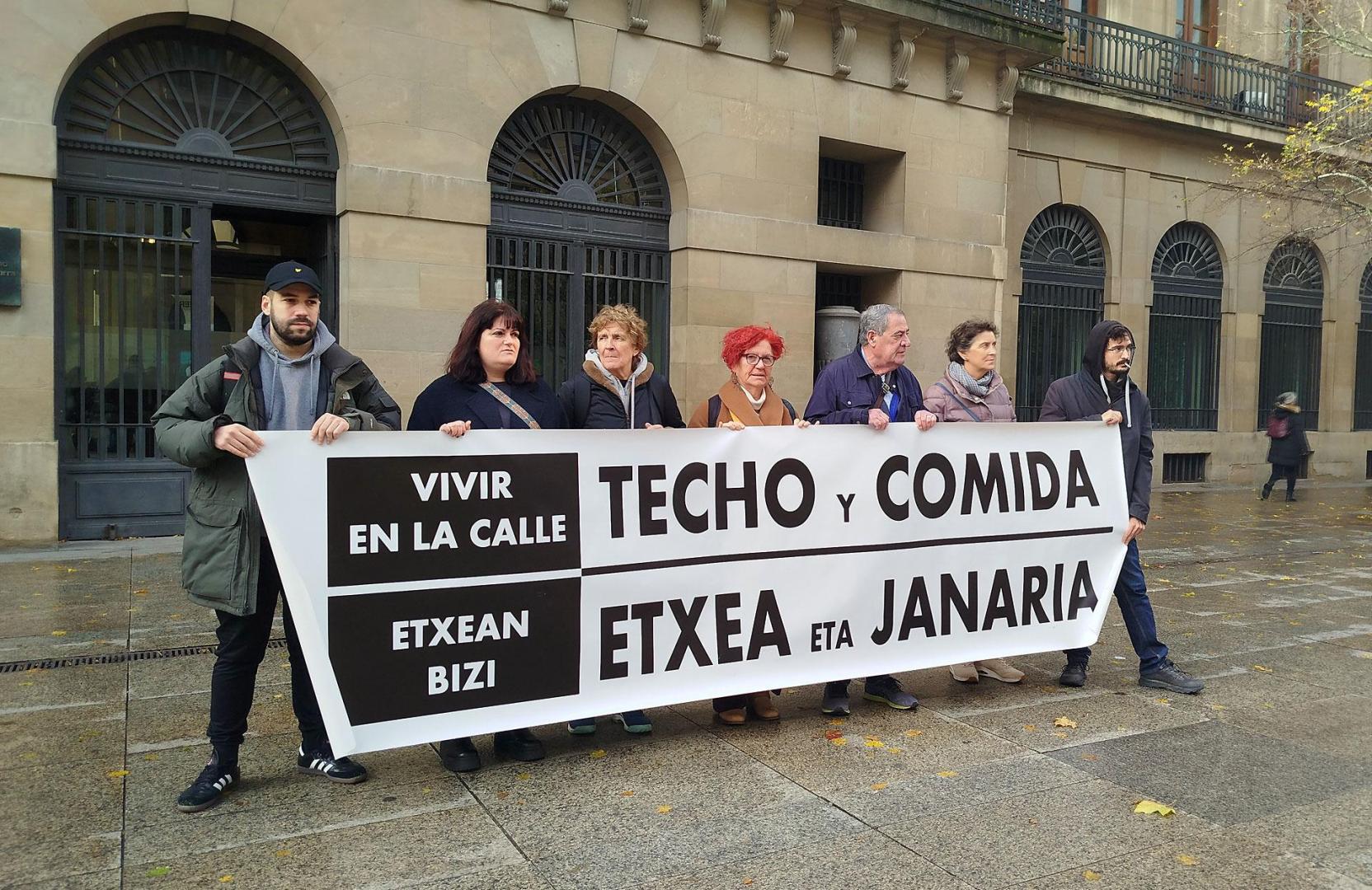 Representantes de entidades sociales de la Comunidad foral, este viernes frente al Palacio de Navarra