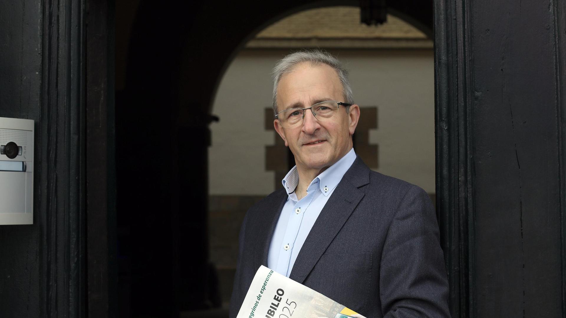 Luis Javier Fortún, en la puerta del palacio arzobispal de Pamplona.