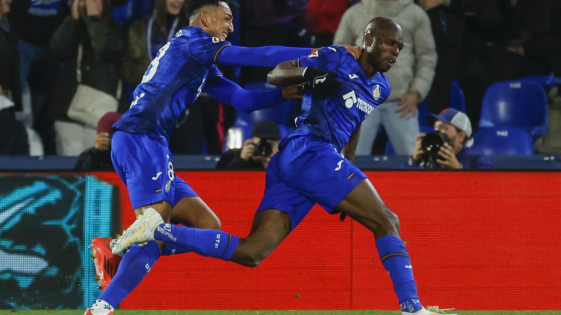 Álvaro Rodríguez (izda.) autor del primer gol felicita a Allan Nyom tras lograr el segundo tanto del Getafe /