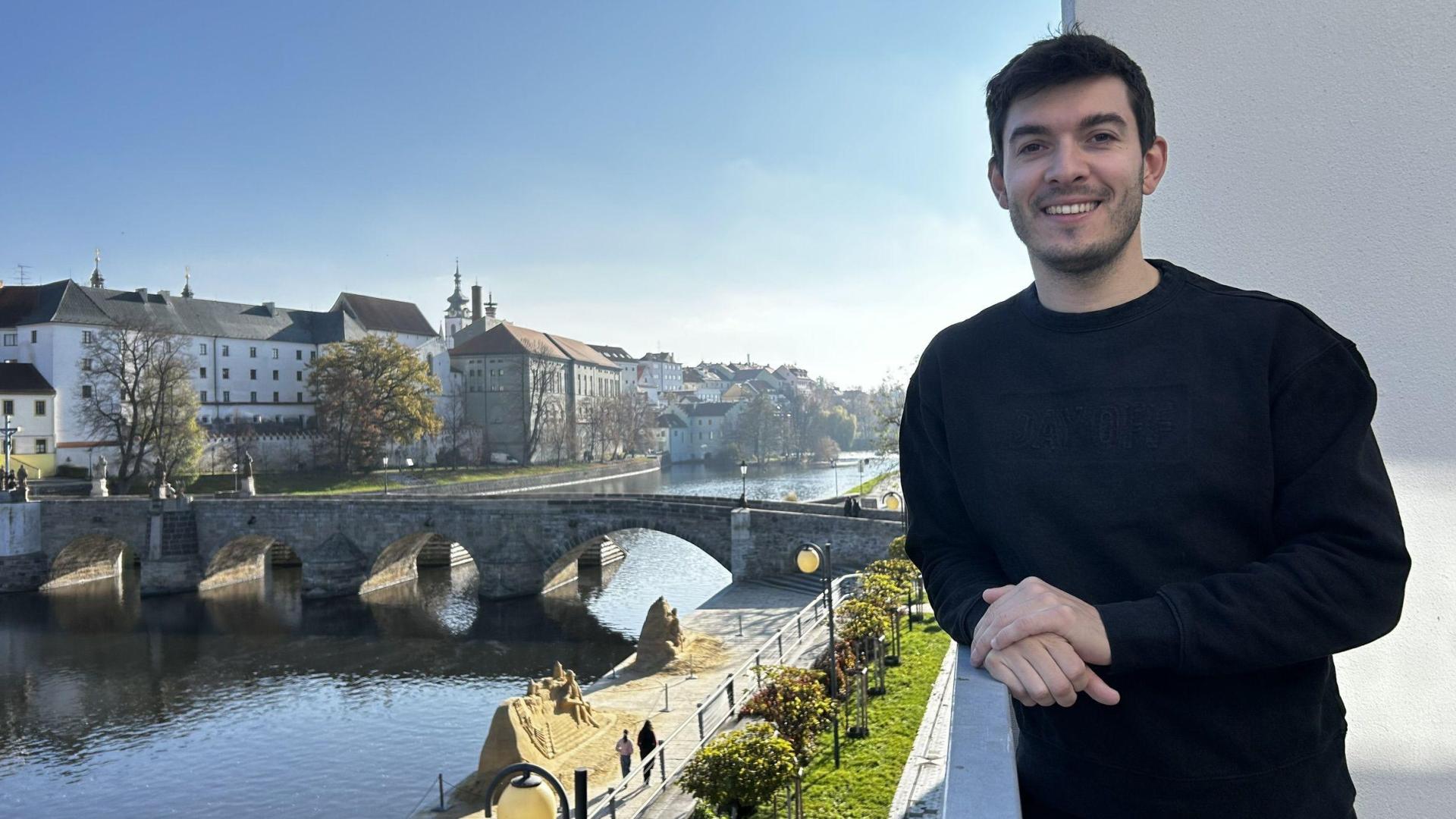 Javier Biera, en su casa de Písek con vistas al puente gótico sobre el río Otava