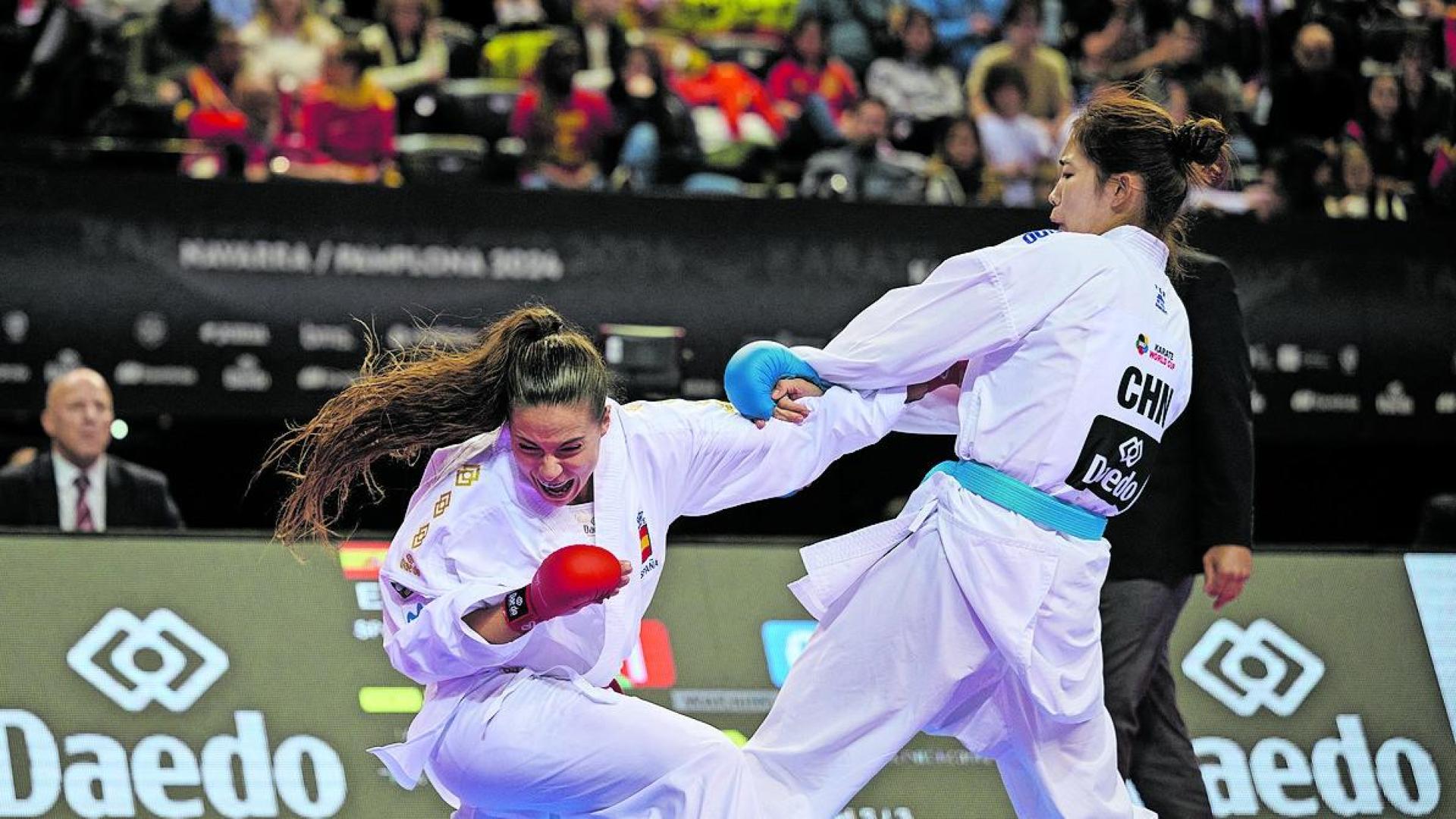 Carlota Fernández compite contra el equipo de China en los cuartos de final de kumite femenino.
