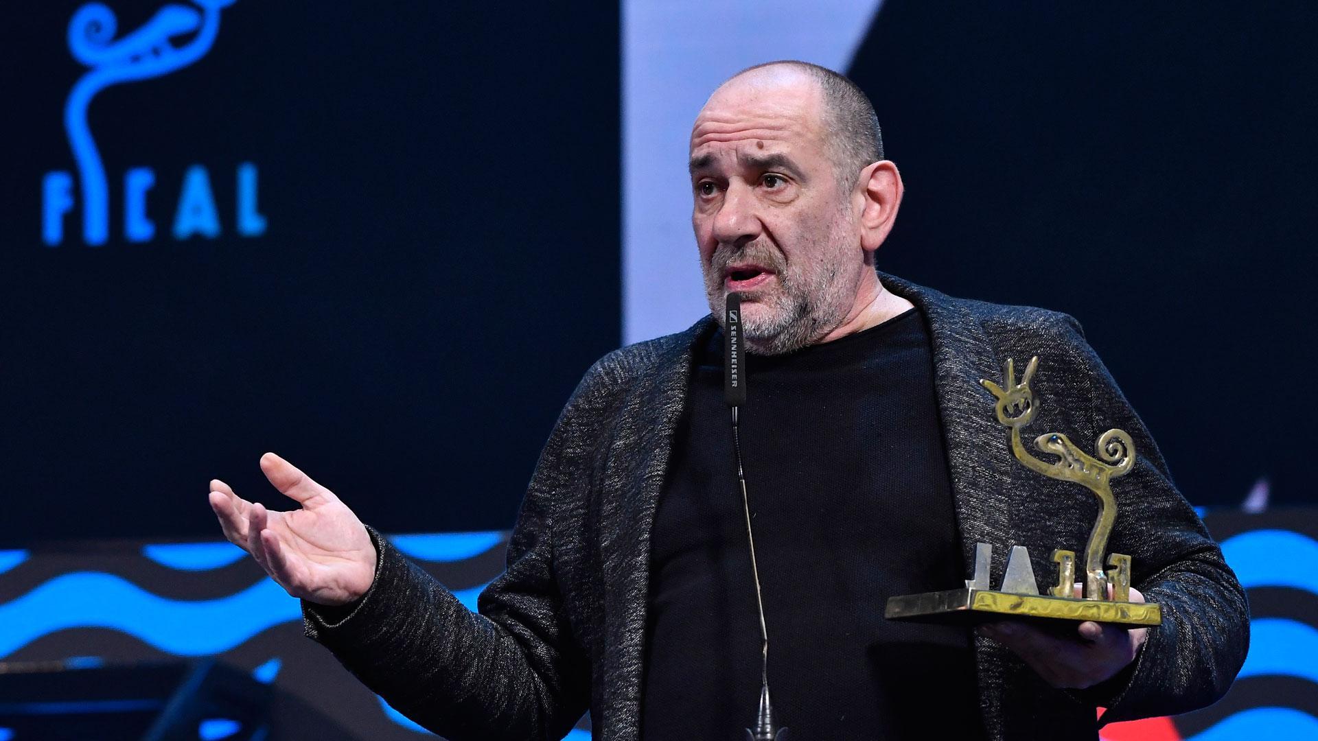 El actor Karra Elejalde tras recibir el premio "Almería Tierra de Cine" durante la Gala de clausura del Festival Internacional de Cine de Almería