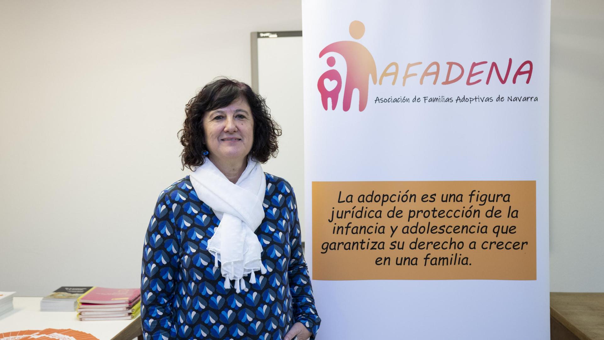 La presidenta de la Asociación Navarra de Familias Adoptivas (AFADENA), Blanca Burusco Juandeaburre, posa en la sede de la entidad en Pamplona.