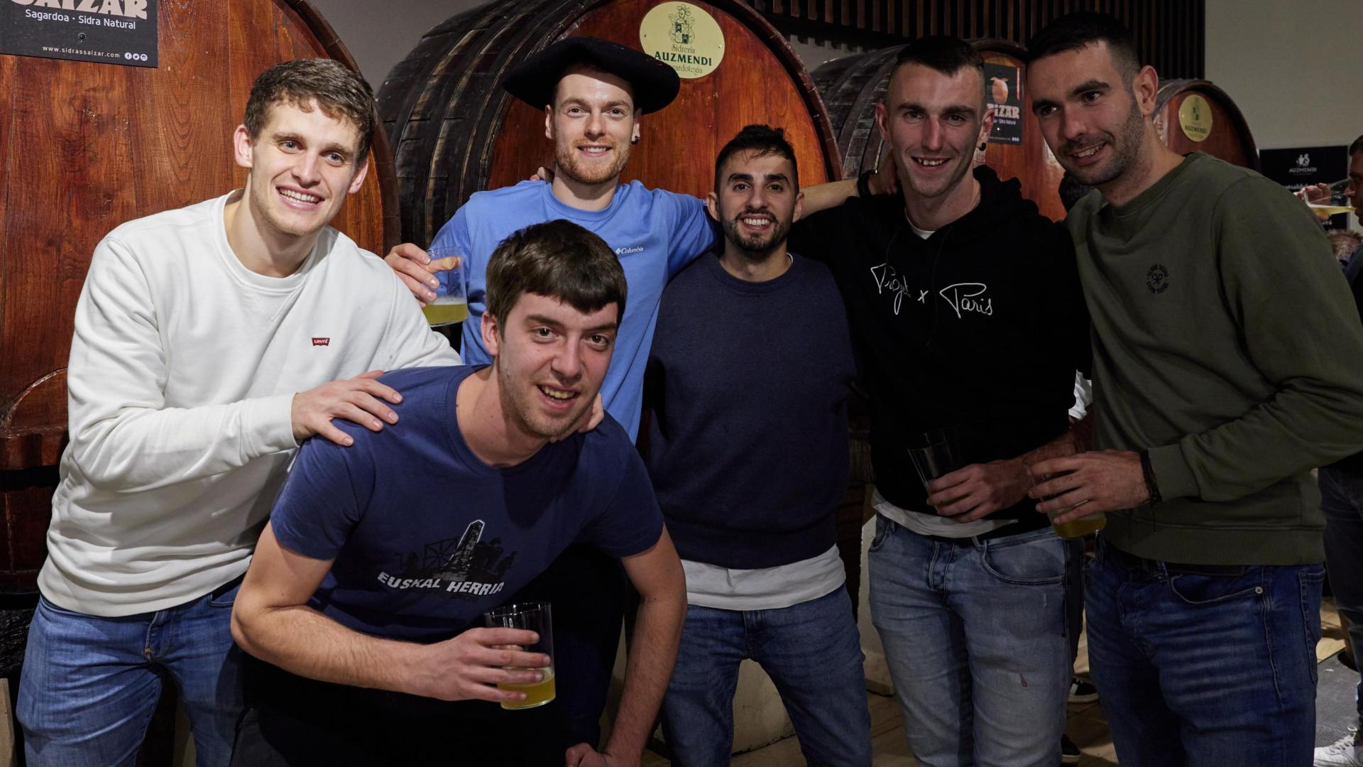 Unai Laso, con un grupo de sus amigos en la sidrería Auzmendi.