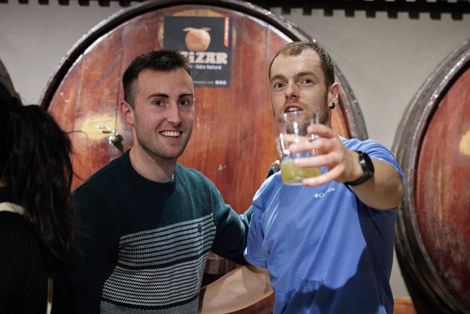 Unai Laso brinda en una kupela junto a Joanes Bakaikoa, reciente campeón del Cuatro y Medio Serie B.