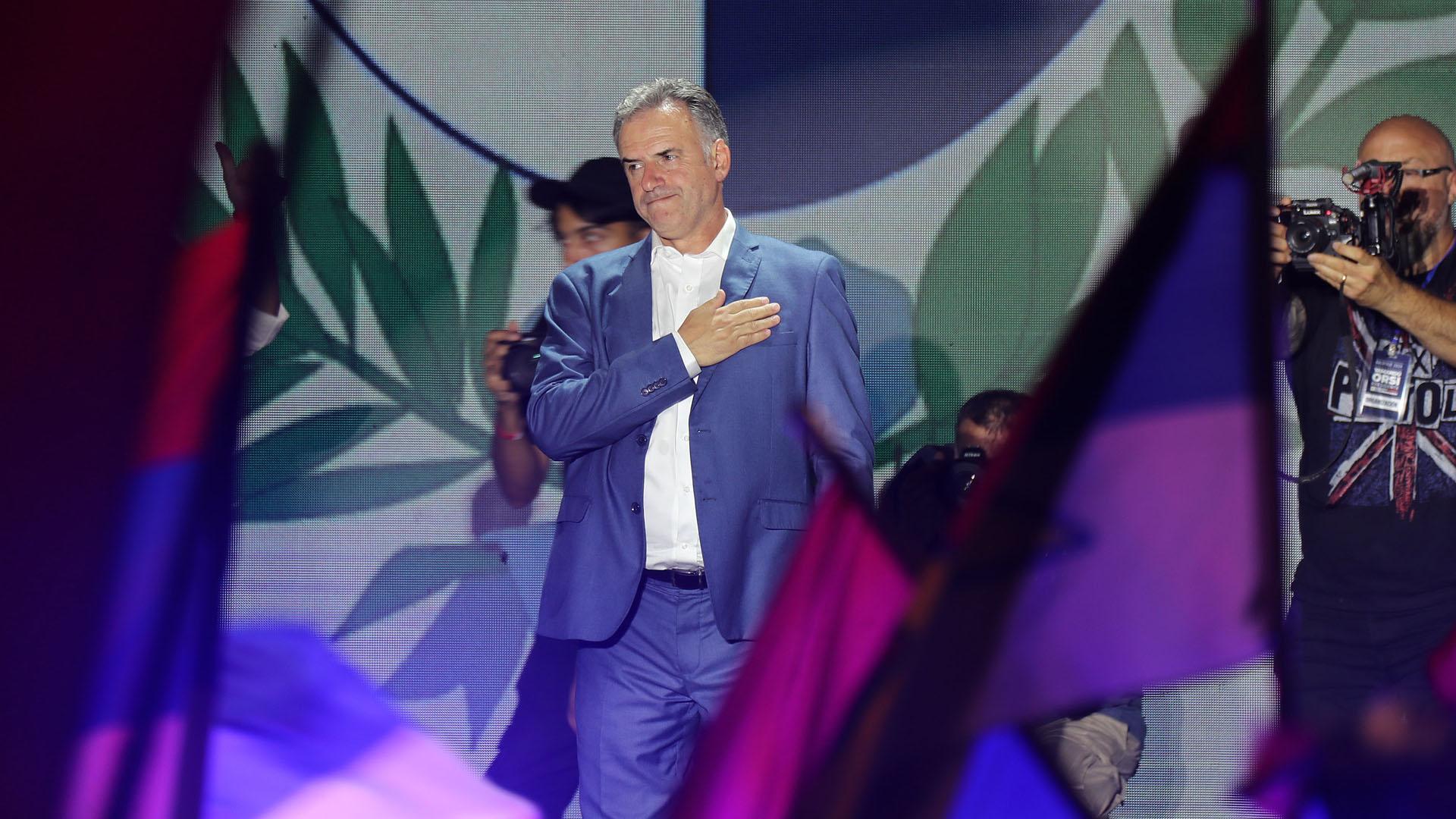 El candidato del Frente Amplio, Yamandú Orsi, celebra la victoria en las elecciones con sus seguidores este domingo en Montevideo