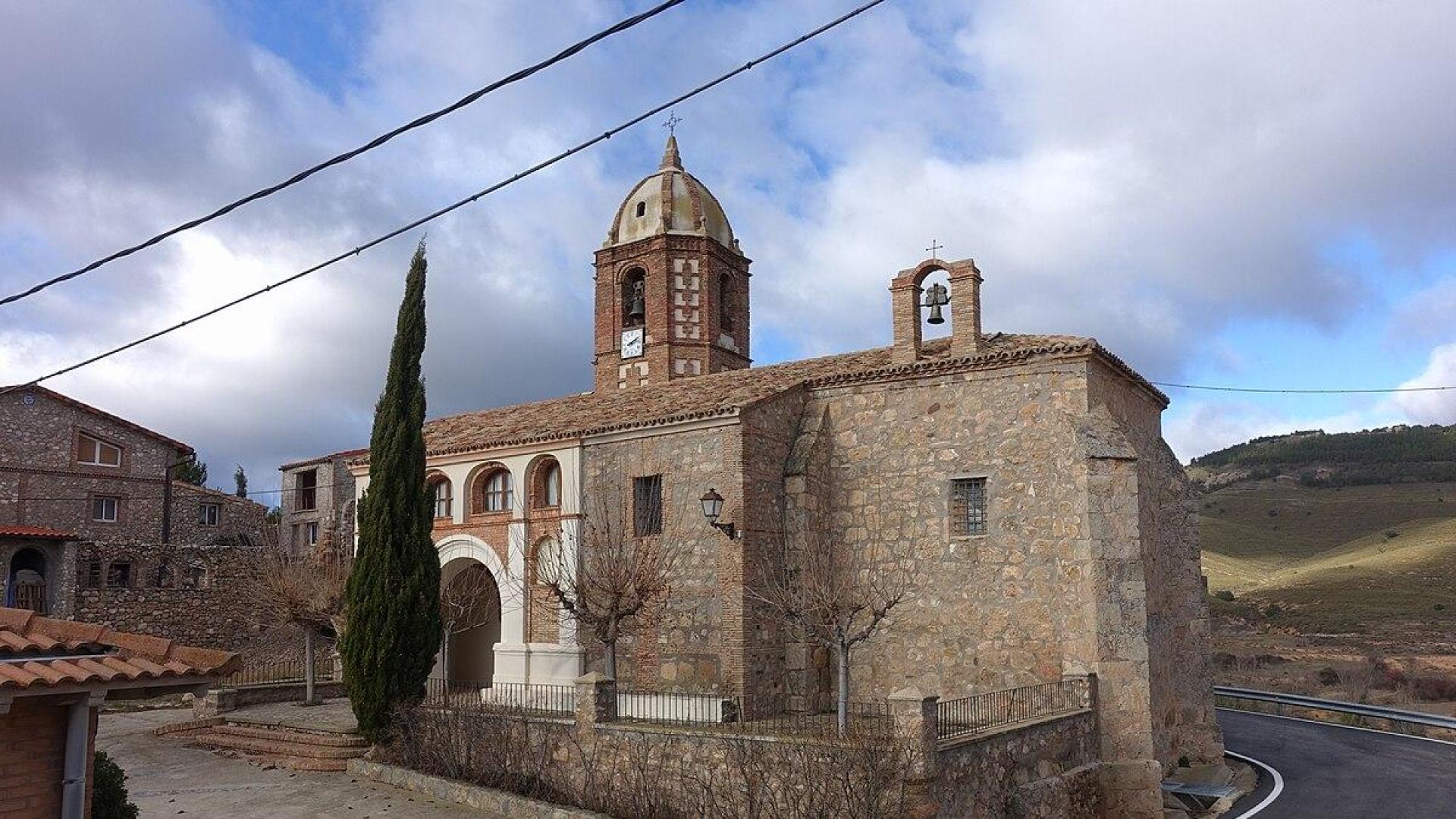 La iglesia de San Juan Bautista en el pueblo riojano de Villarroya.