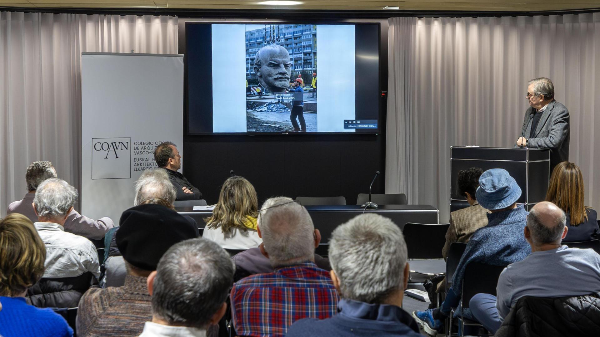 El arquitecto Javier Torrens explica el devenir de arquitecturas fascistas durante la presentación del acto de ayer en el COAVN