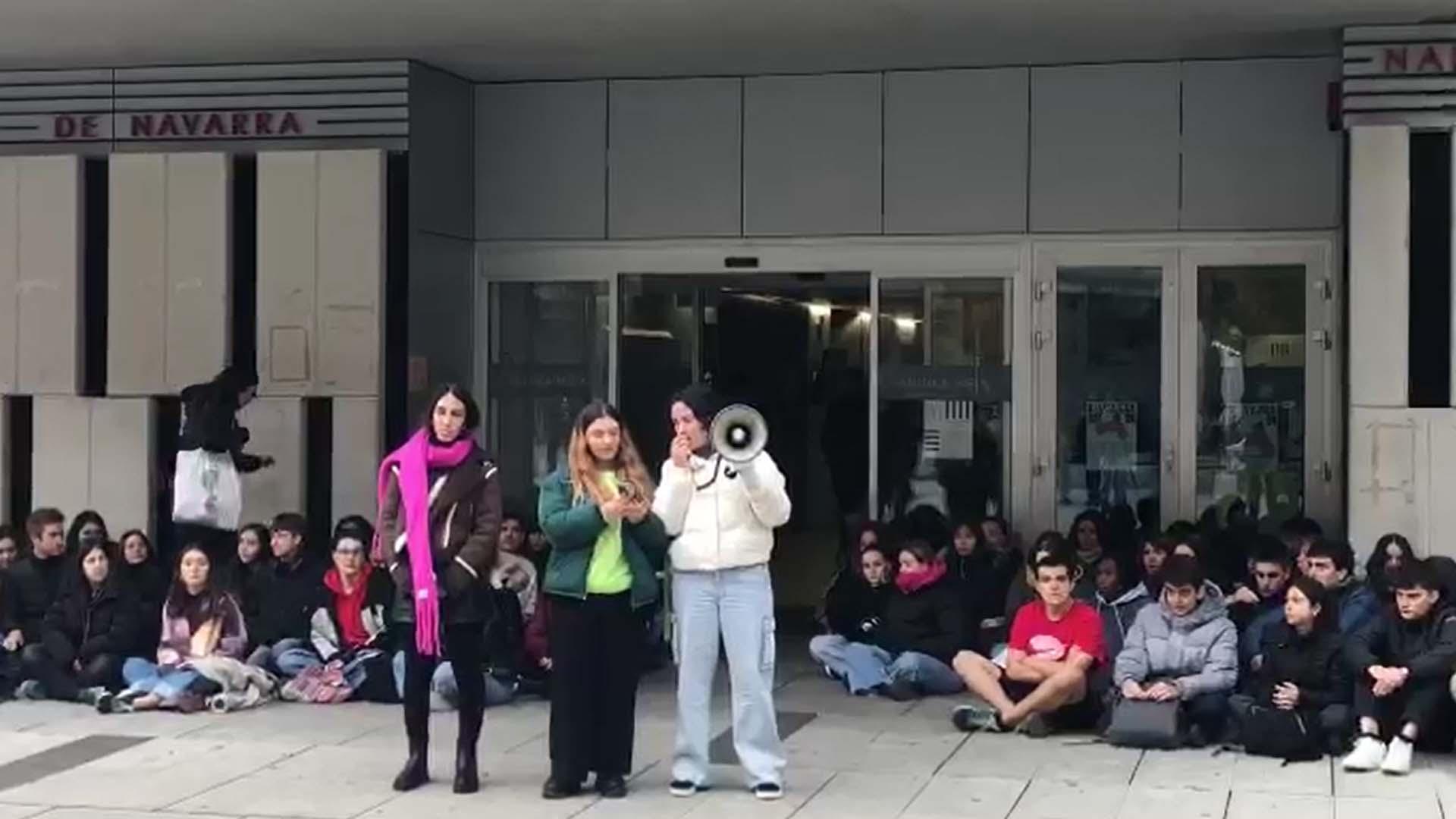 Protesta en el Conservatorio Superior de Música de Navarra tras los expedientes a dos profesores