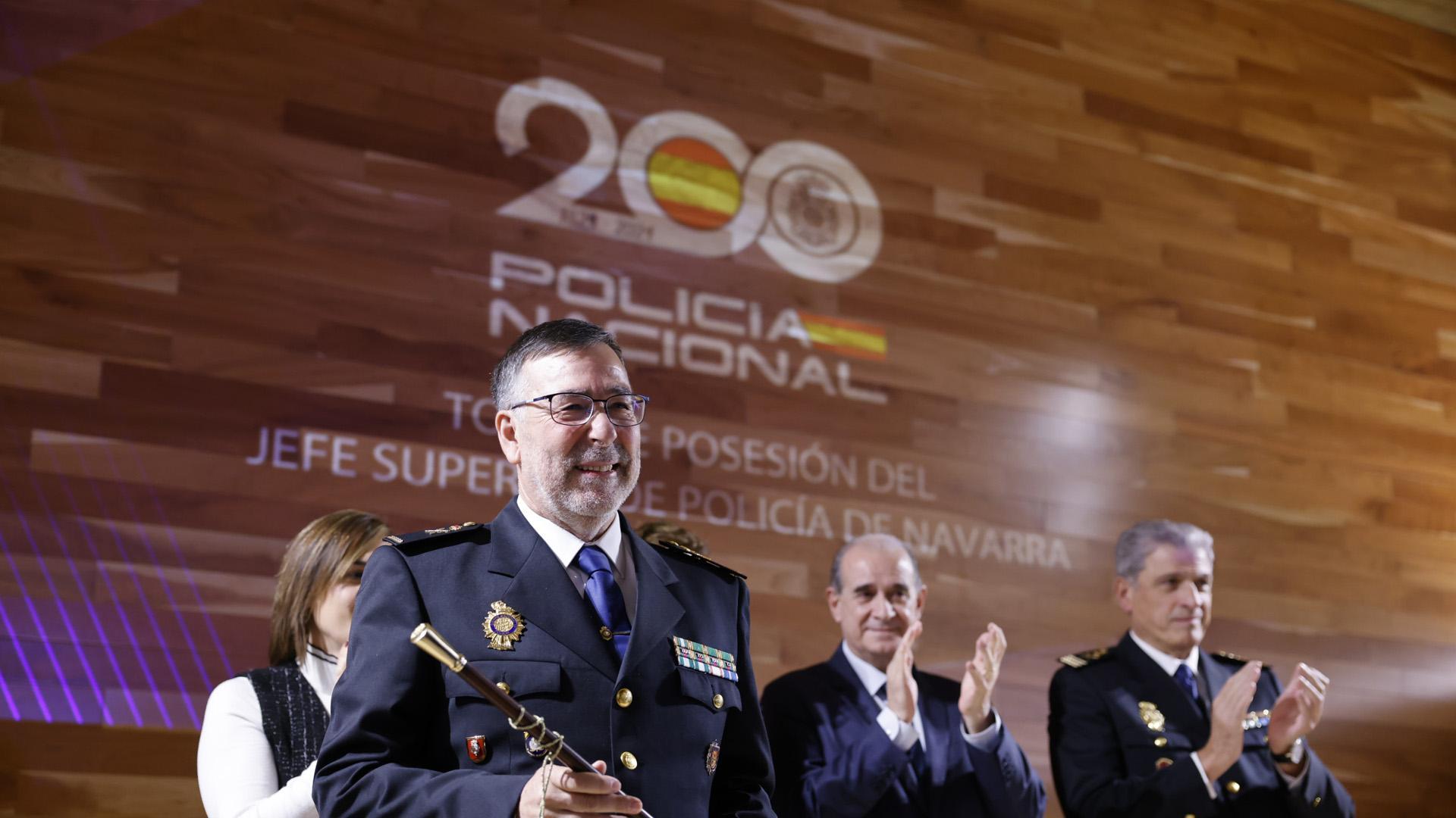 Manuel Jesús del Collado Olivares, sonriente tras recibir la vara de mando