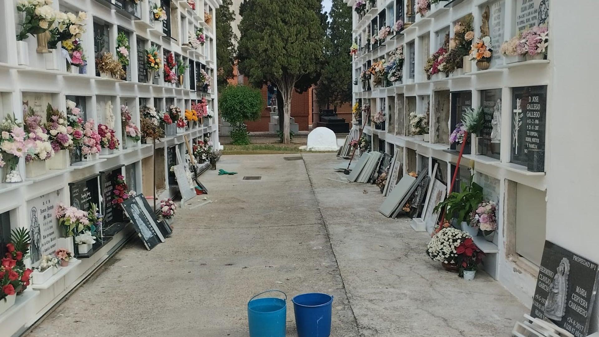 Tumbas profanadas en el cementerio municipal de Utrera (Sevilla)