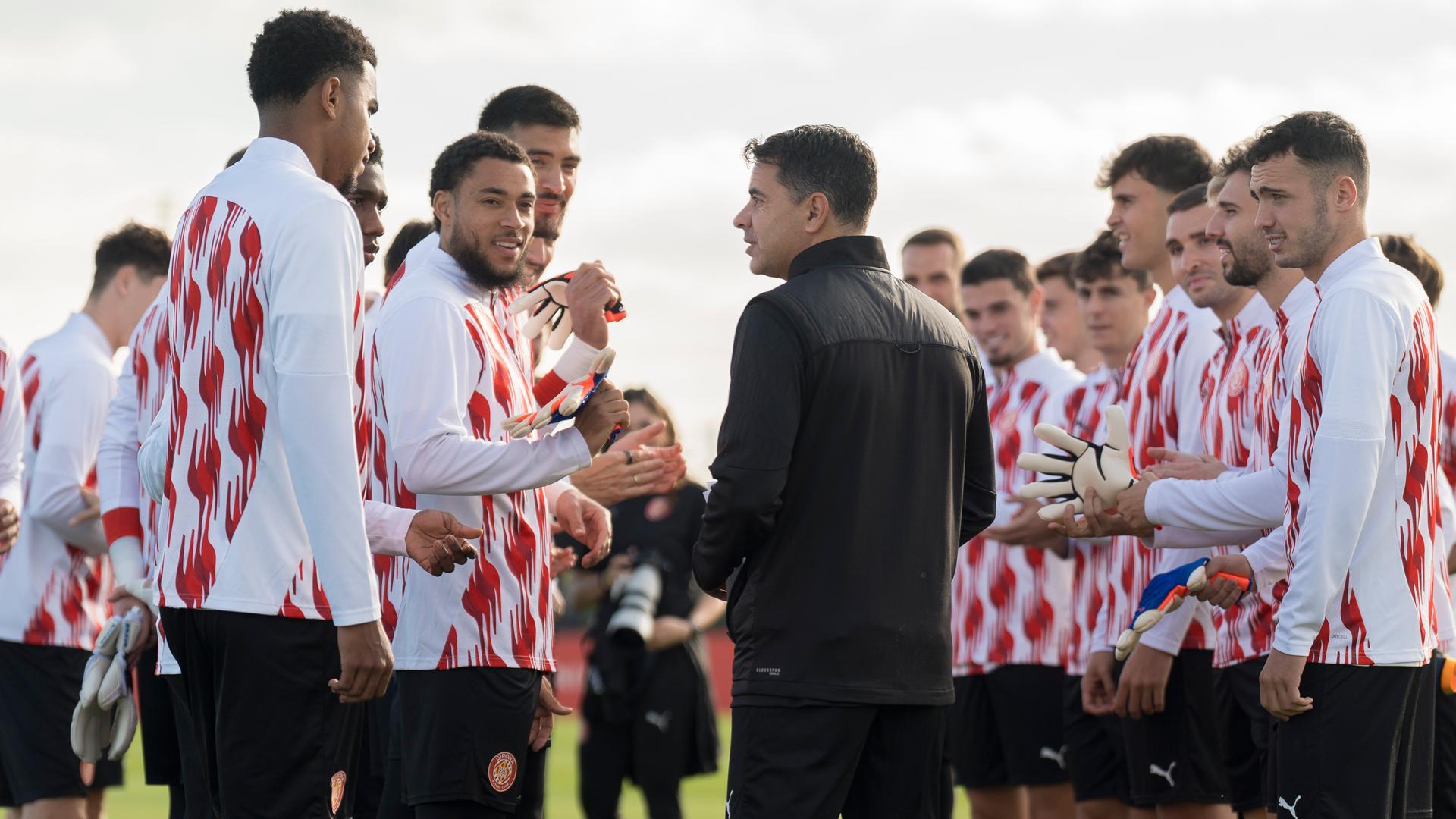 El entrenador del Girona FC, Míchel Sánchez, junto a varios de sus jugadores durante el entrenamiento de su equipo este martes en la Girona Football Academy